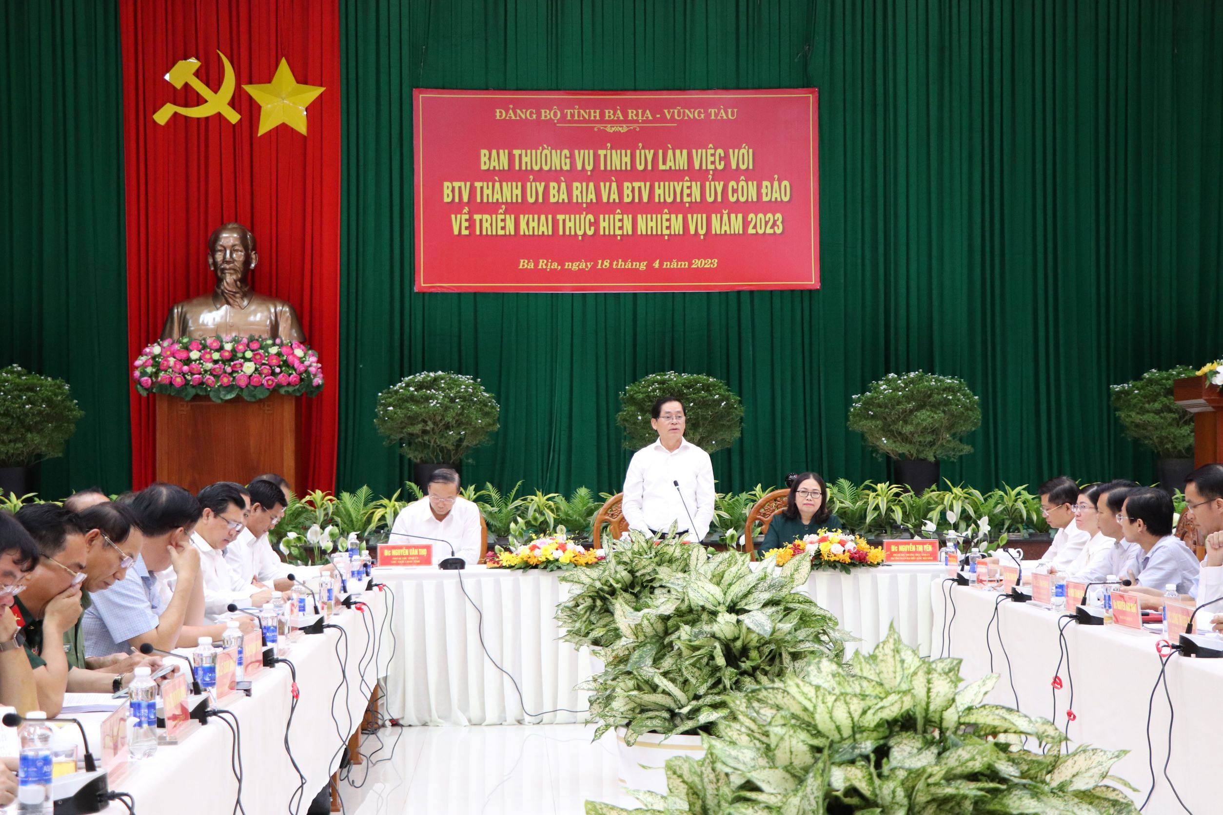 Ông Phạm Viết Thanh, Ủy viên Trung ương Đảng, Bí thư Tỉnh ủy, Chủ tịch HĐND tỉnh; bà Nguyễn Thị Yến, Phó Bí thư Thường trực Tỉnh ủy, Trưởng Đoàn ĐBQH tỉnh và ông Nguyễn Văn Thọ, Phó Bí thư Tỉnh ủy, Chủ tịch UBND tỉnh chủ trì buổi làm việc.