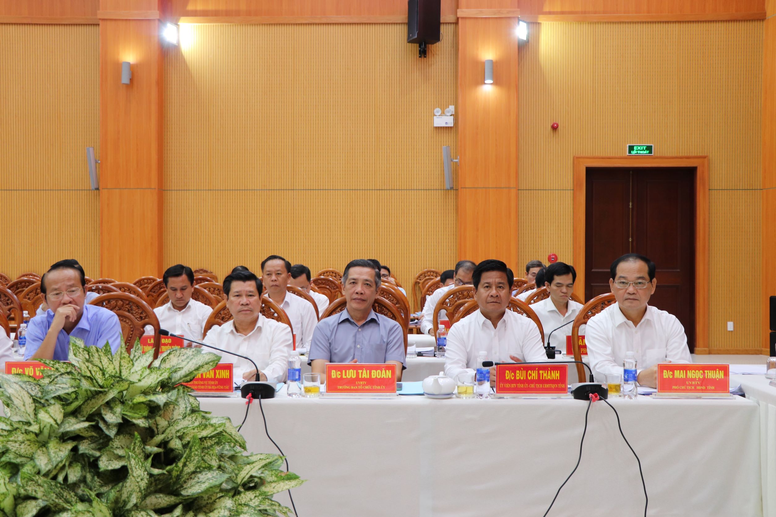 Các đại biểu dự buổi làm việc.