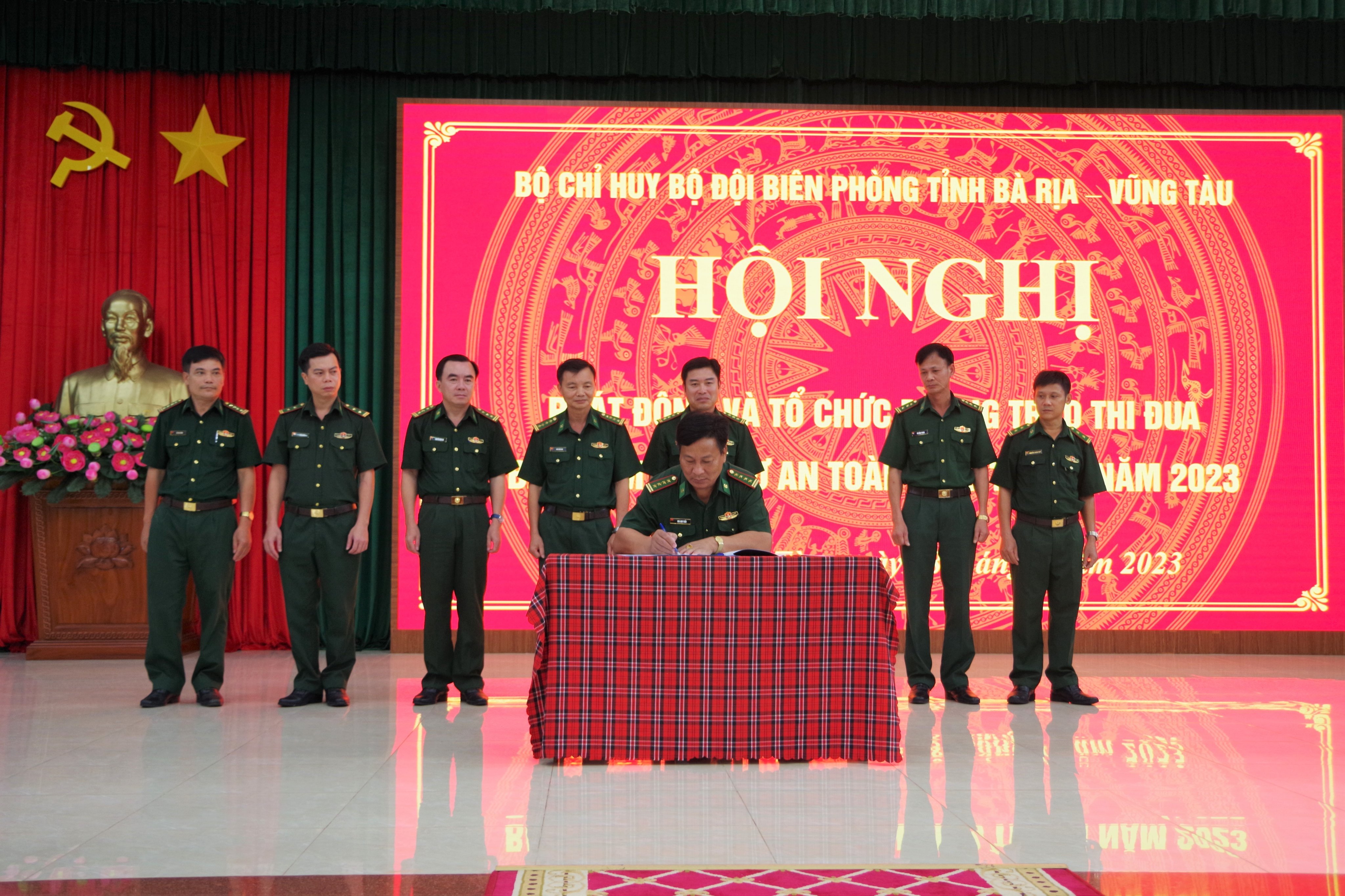 Đại diện các cơ quan, đơn vị thuộc Bộ Chỉ huy  BĐBP tỉnh ký kết giao ước thi đua bảo đảm trật tự,  an toàn giao thông năm 2023.