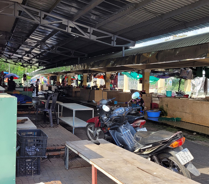 Nhiều quầy sạp tại chợ Đất Đỏ bỏ trống.