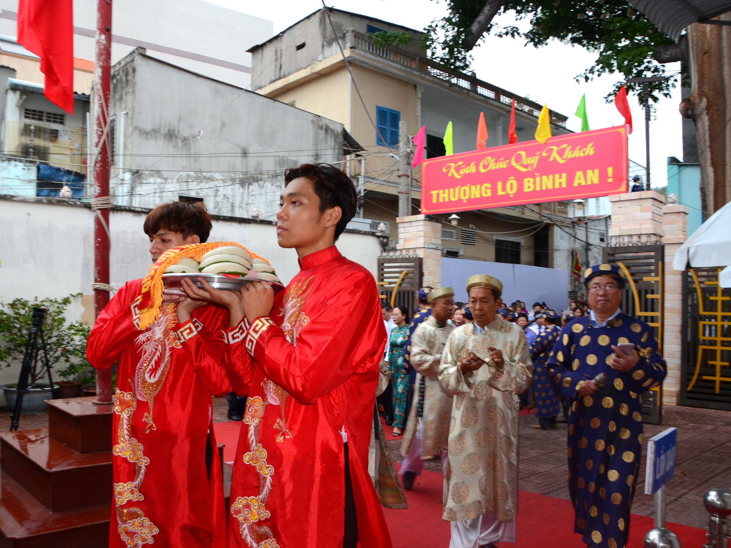 Nghi thức dâng lễ vật dâng cúng các Vua Hùng diễn ra tại Đền thờ Hùng Vương - Mẫu Cửu Thiên (12, Bạch Đằng, phường 5, TP.Vũng Tàu) được tổ chức vào dịp Lễ giỗ Tổ Hùng Vương hằng năm.