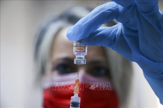 Nhân viên y tế chuẩn bị tiêm vaccine ngừa COVID-19.