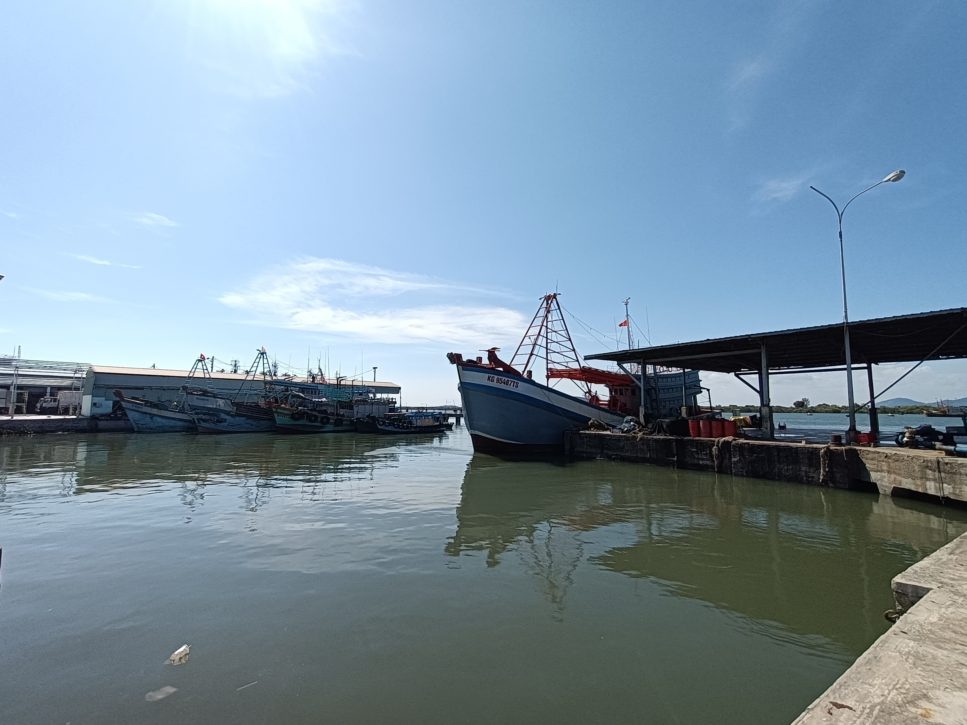 Cảng Cát Lở vắng bóng tàu cá.
