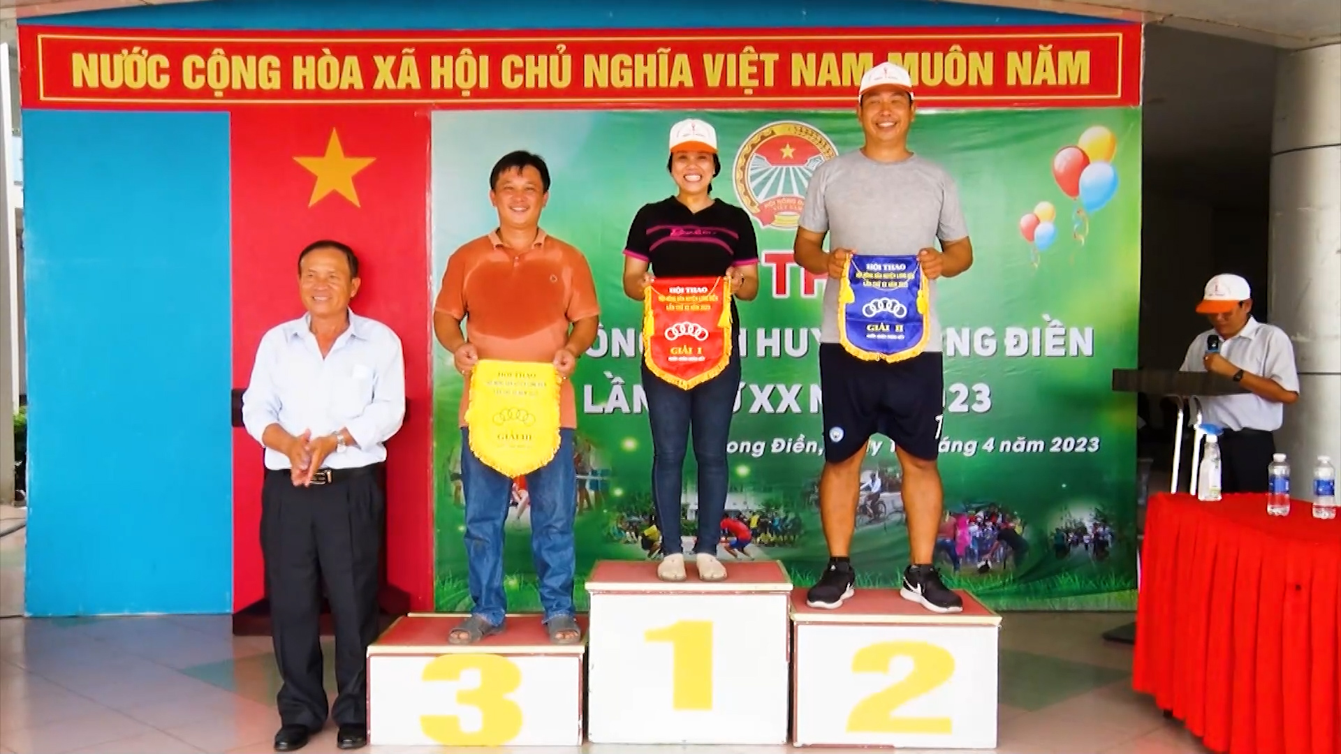 Ban tổ chức trao giải cho các đơn vị xuất sắc nhất tại Hội thao.