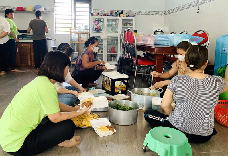 Các thành viên “Bếp ăn từ thiện” chuẩn bị cơm tặng người khèo, khó khăn.