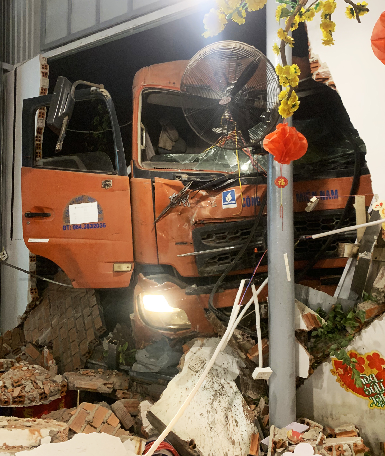 Rồi tông tiếp vào tường nhà 68A Nguyễn Thiện Thuật