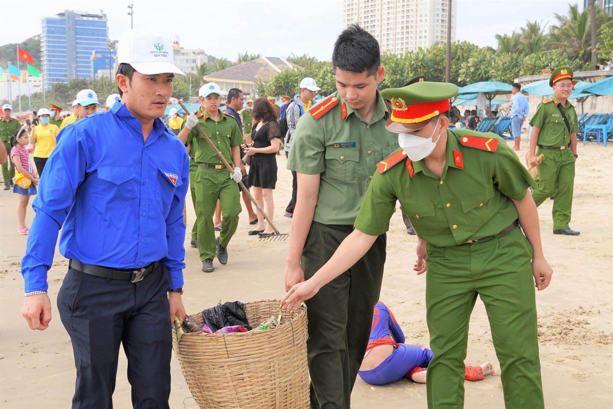 Các lực lượng của TP.Vũng Tàu ra quân thu gom rác tại bãi biển, chuẩn bị đón khách du lịch dịp lễ 30/4 và 1/5.