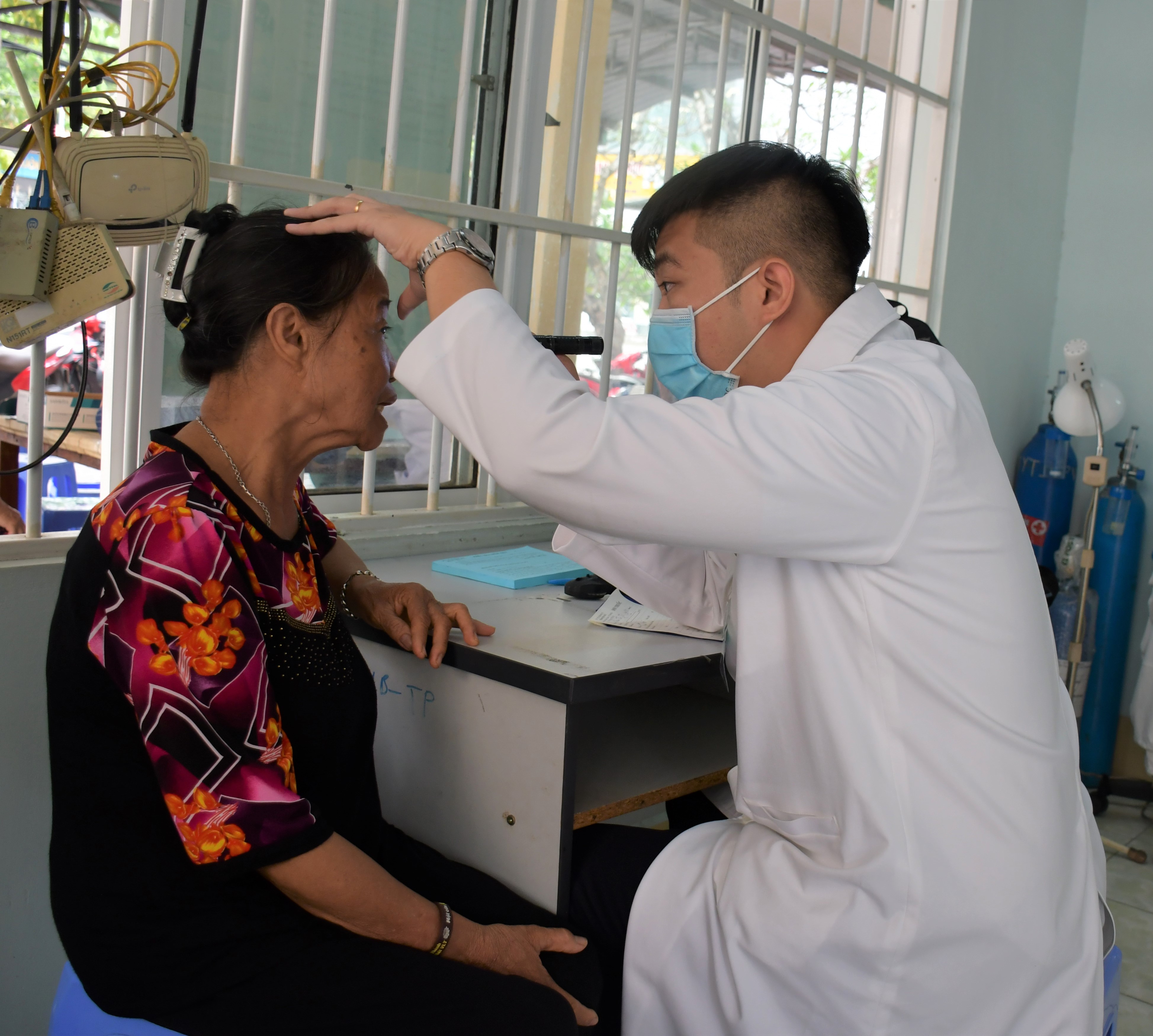 Bác sĩ Trương Bảo Trí (Bệnh viện Mắt) khám bệnh cho người dân phường 11 (TP.Vũng Tàu).