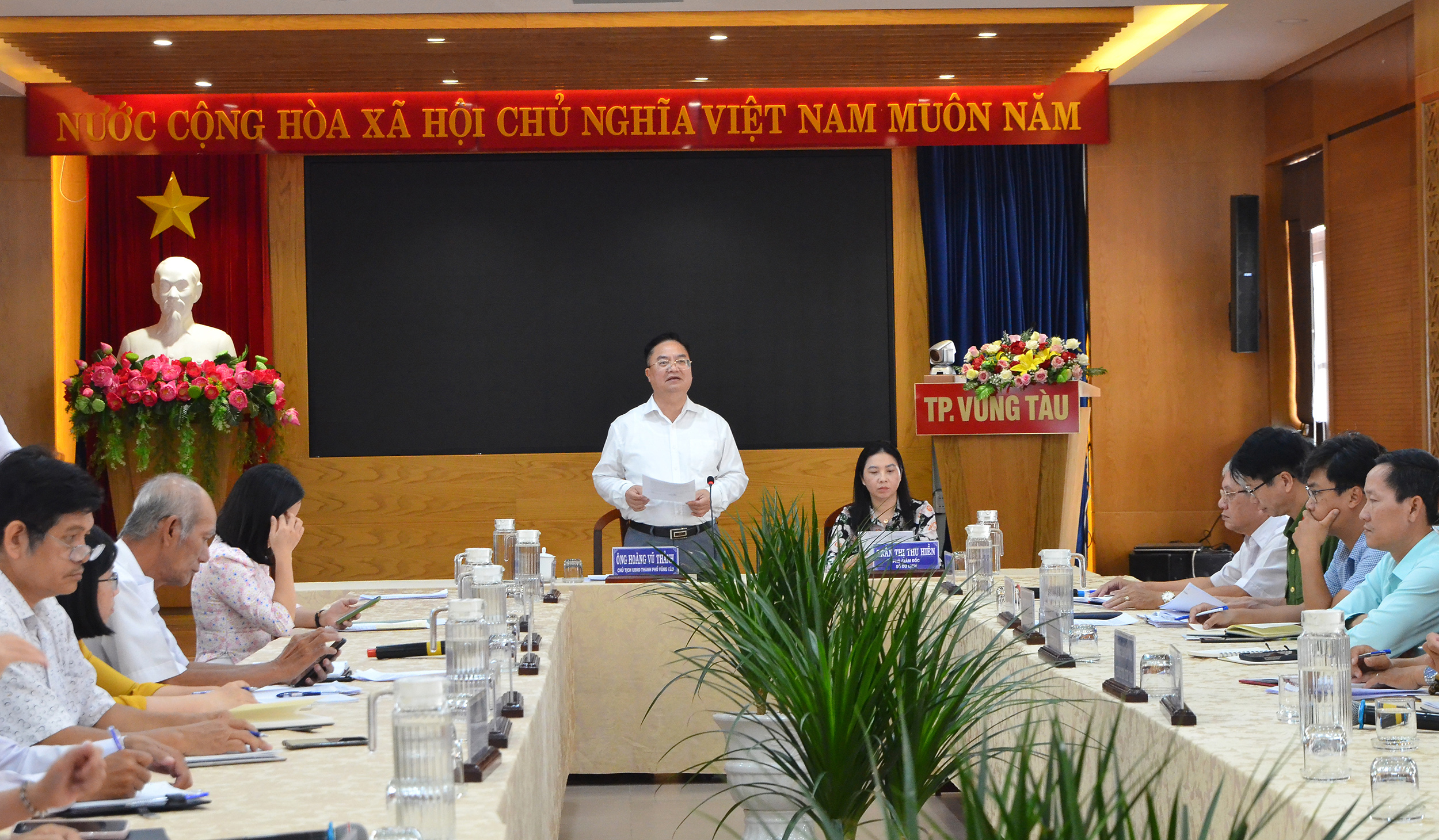 Ông Hoàng Vũ Thảnh, Chủ tịch UBND TP.Vũng Tàu phát biểu tại cuộc họp.