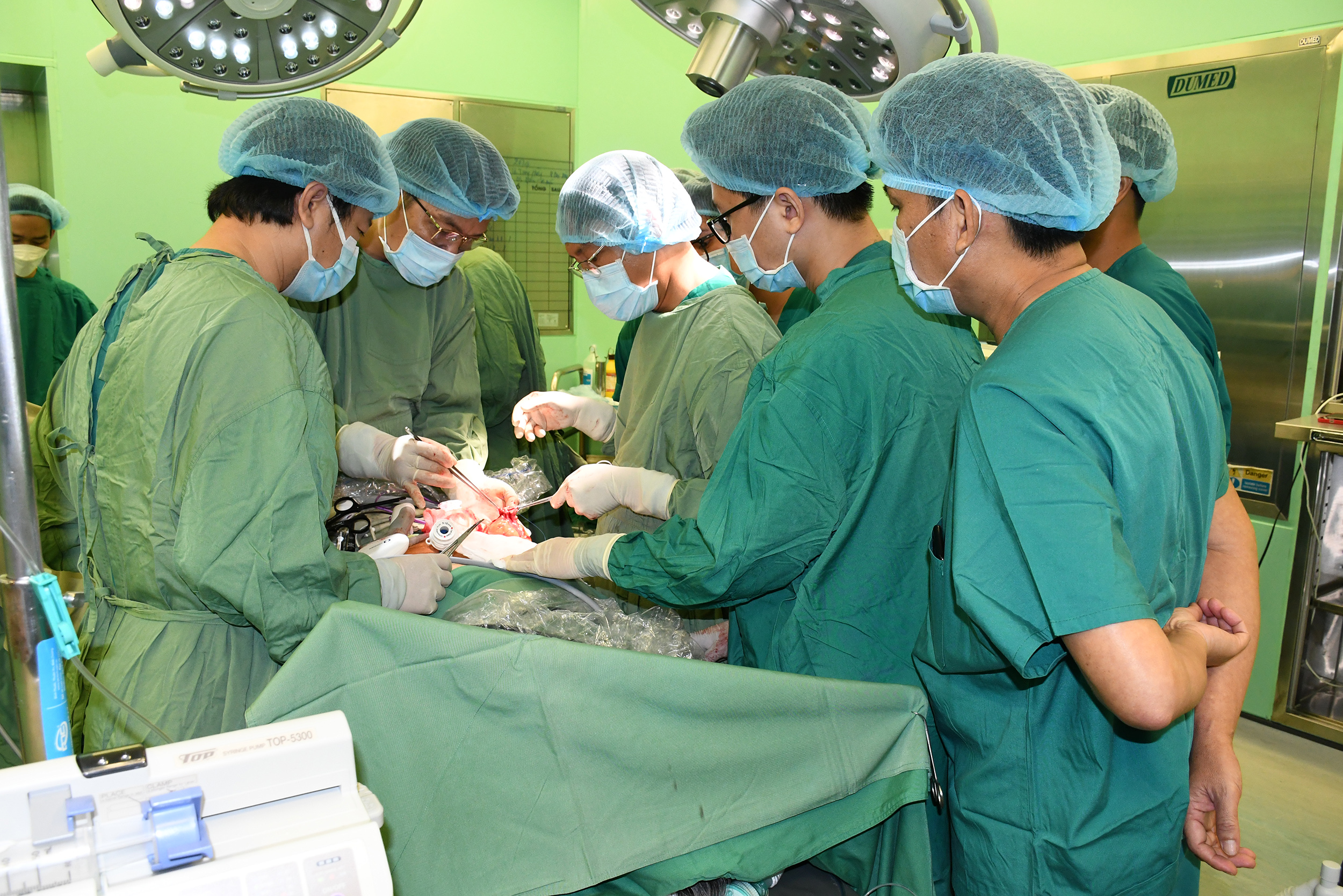 Bác sĩ của 2 bệnh viện thực hiện phẫu thuật cho bệnh nhân H.