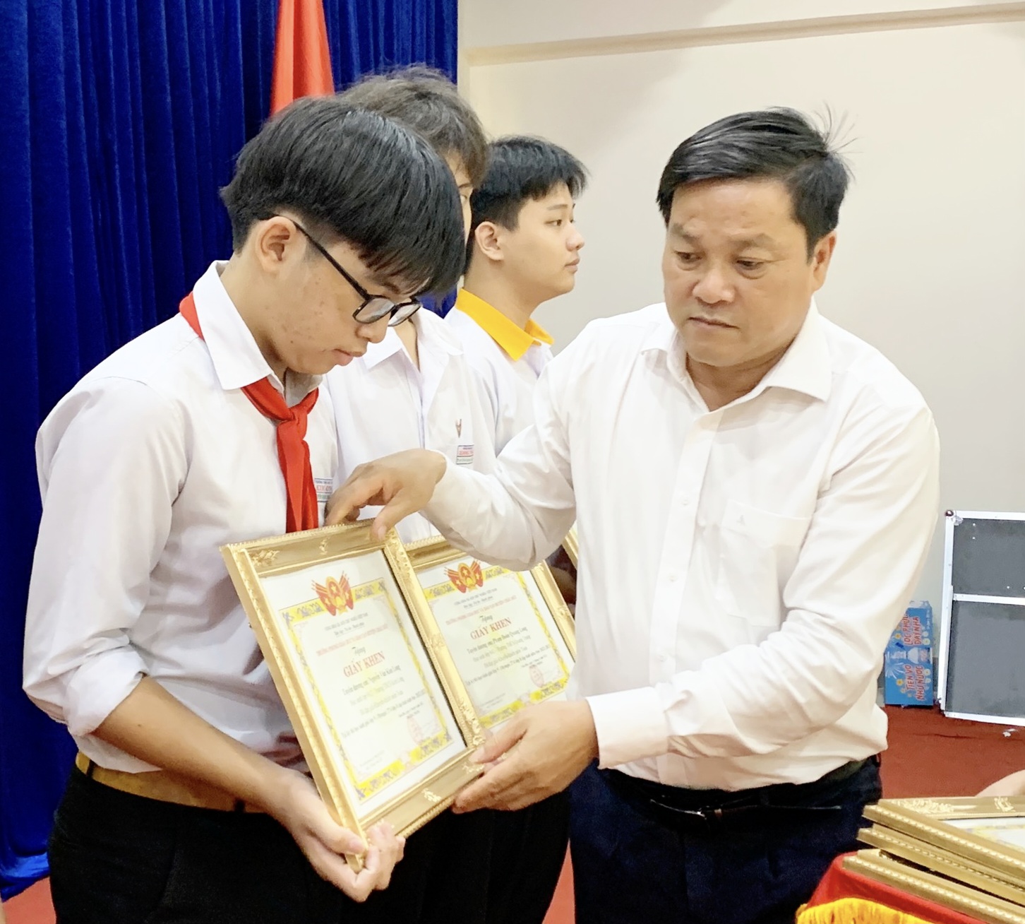 Ông Phạm Văn Quyền, Phó Chủ tịch UBND huyện Châu Đức khen thưởng học sinh đạt thành tích cao tại kỳ thi học sinh giỏi cấp tỉnh.