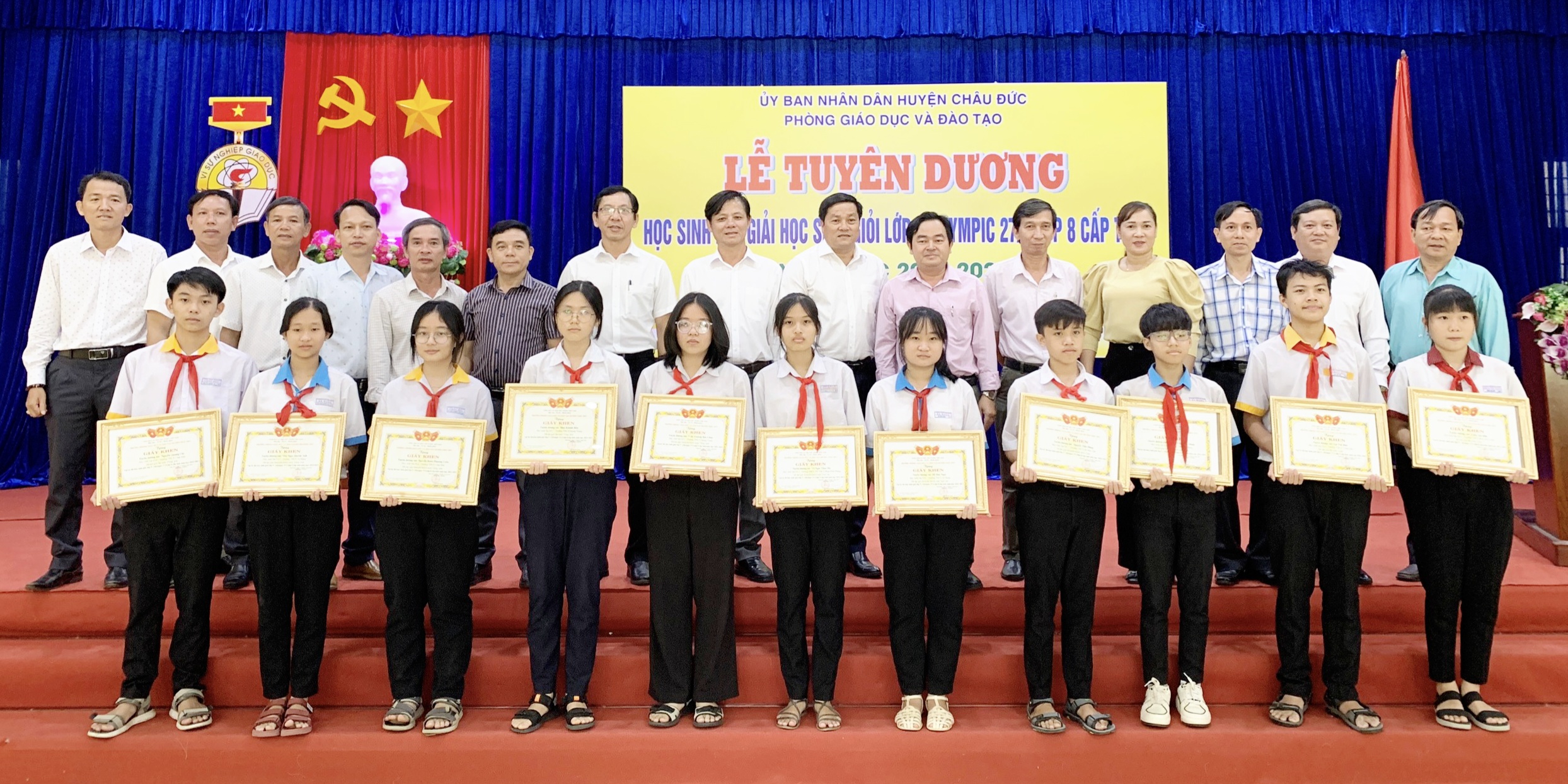 Lãnh đạo huyện Châu Đức và Phòng GD-ĐT chụp hình lưu niệm cùng học sinh đạt thành tích cao tại kỳ thi học sinh giỏi cấp tỉnh.