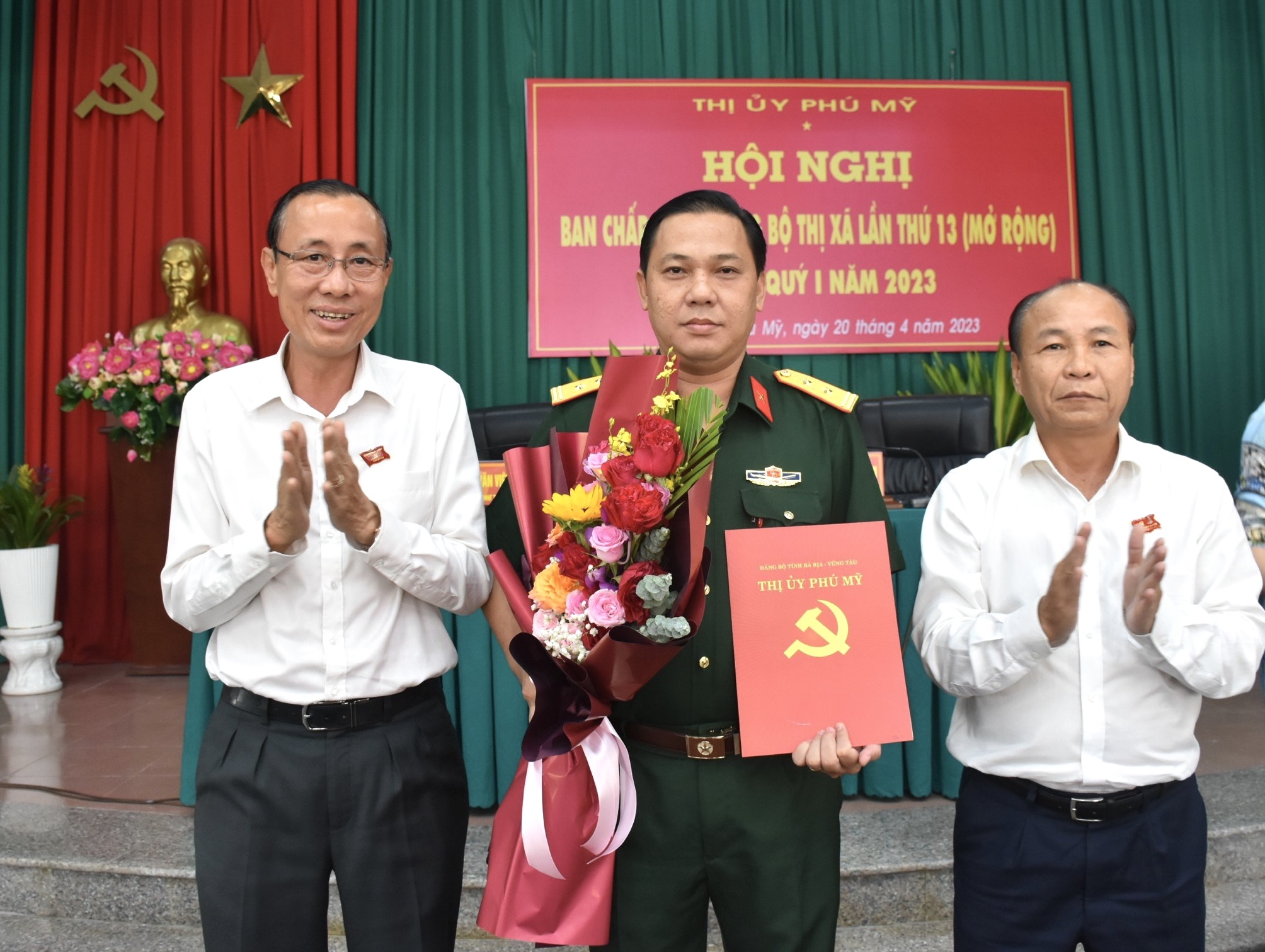 Ông Nguyễn Văn Việt, Bí thư Thị ủy Phú Mỹ trao Quyết định bầu bổ sung ủy viên Ban Thường vụ Thị ủy Phú Mỹ nhiệm kỳ 2020-2025 đối với ông  Mã Minh Trí.