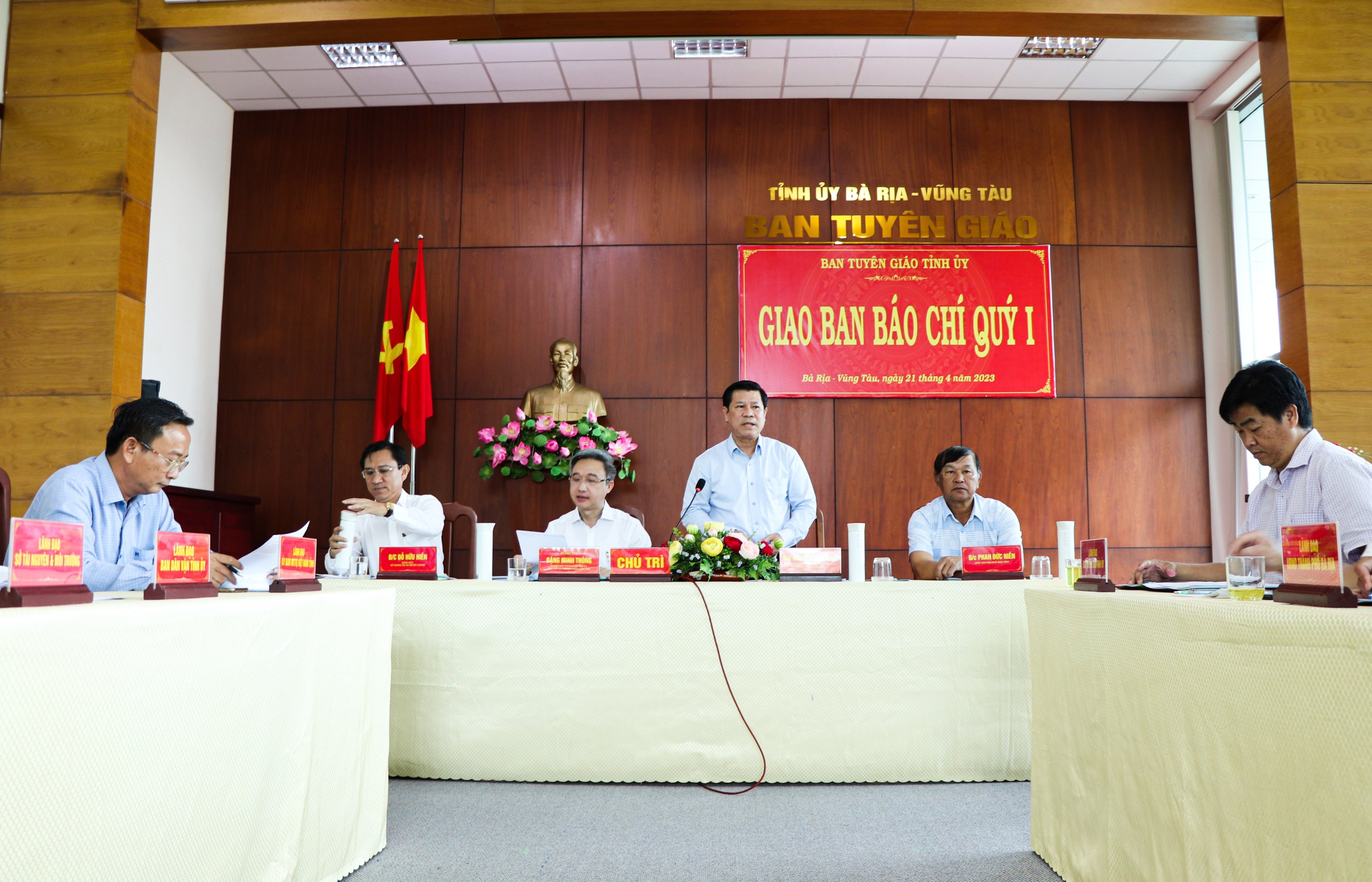 Ông Nguyễn Văn Xinh, Ủy viên Ban Thường vụ, Trưởng Ban Tuyên giáo Tỉnh ủy; ông Đặng Minh Thông, Ủy viên Ban Thường vụ Tỉnh ủy, Phó Chủ tịch UBND tỉnh; ông Đỗ Hữu Hiền, Giám đốc Sở Thông tin-Truyền thông; ông Phan Đức Hiền, Chủ tịch Hội Nhà báo tỉnh chủ trì hội nghị.