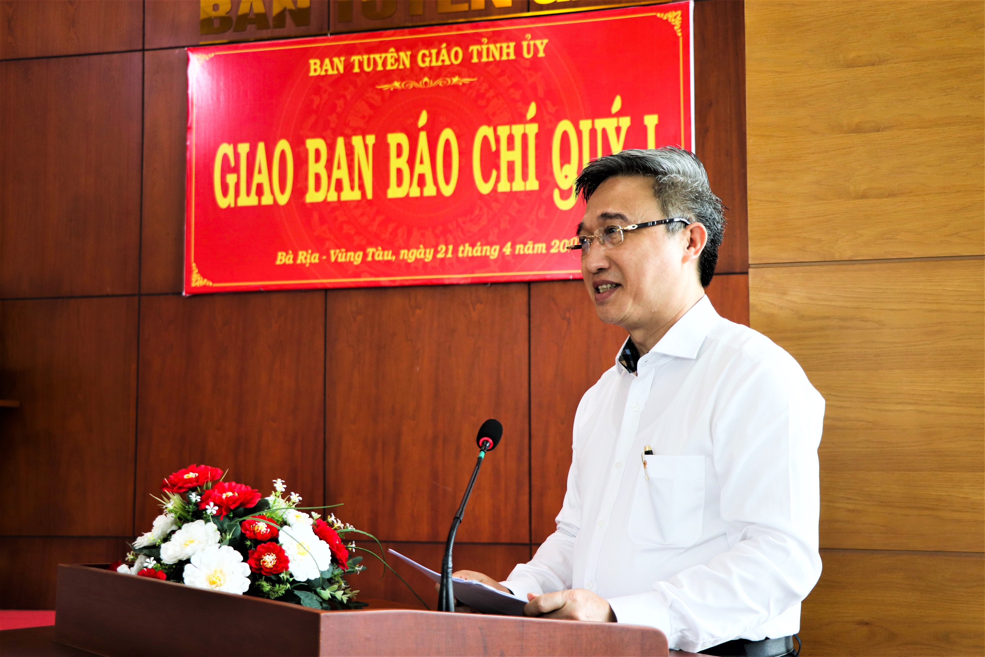 Ông Đặng Minh Thông, Phó Chủ tịch UBND tỉnh thông tin một số nội dung cơ bản về tình hình phát triển kinh tế - xã hội của tỉnh thời gian qua.