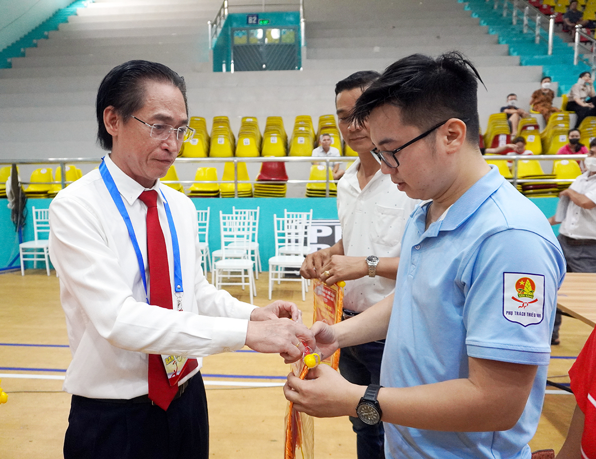 Ban tổ chức tặng hoa, cờ lưu niệm cho các đơn vị dự giải.