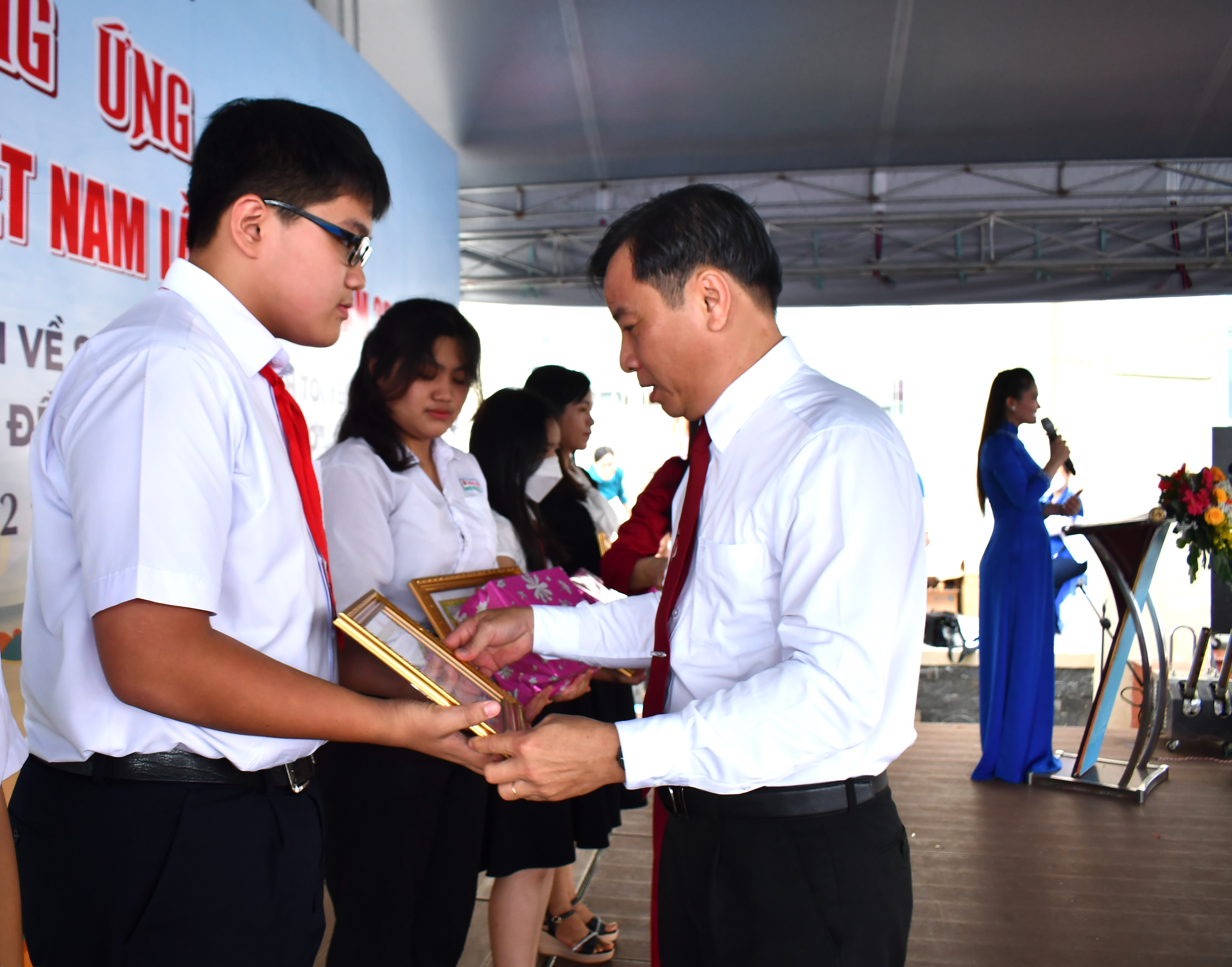 Ông Trương Hữu Chiến, Phó Giám đốc Sở TT-TT trao giải Nhất Cuộc thi 