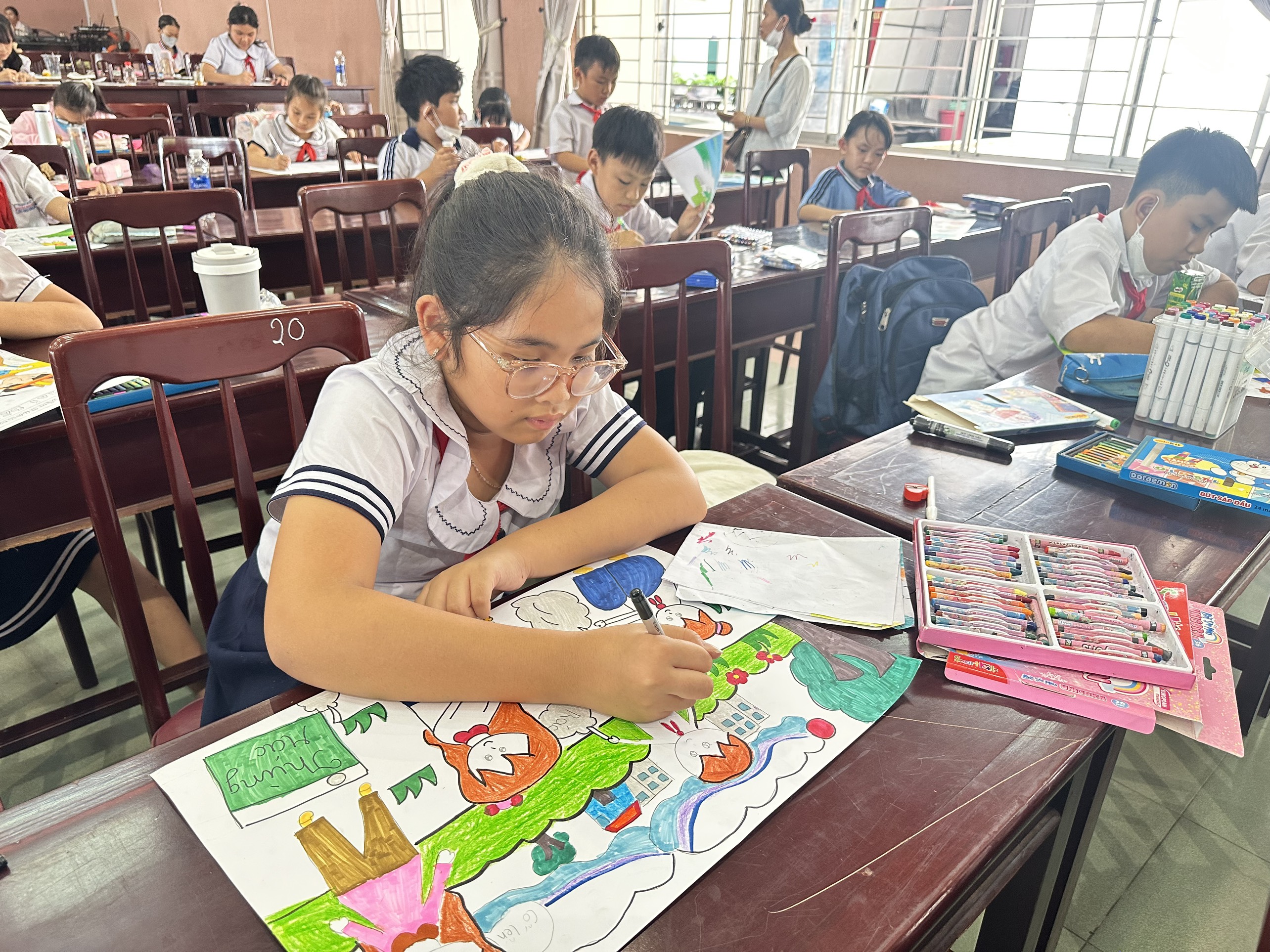 Các em học sinh tham gia vẽ tranh tại cuộc thi vẽ tranh theo sách với chủ đề Trang sách ước mơ.