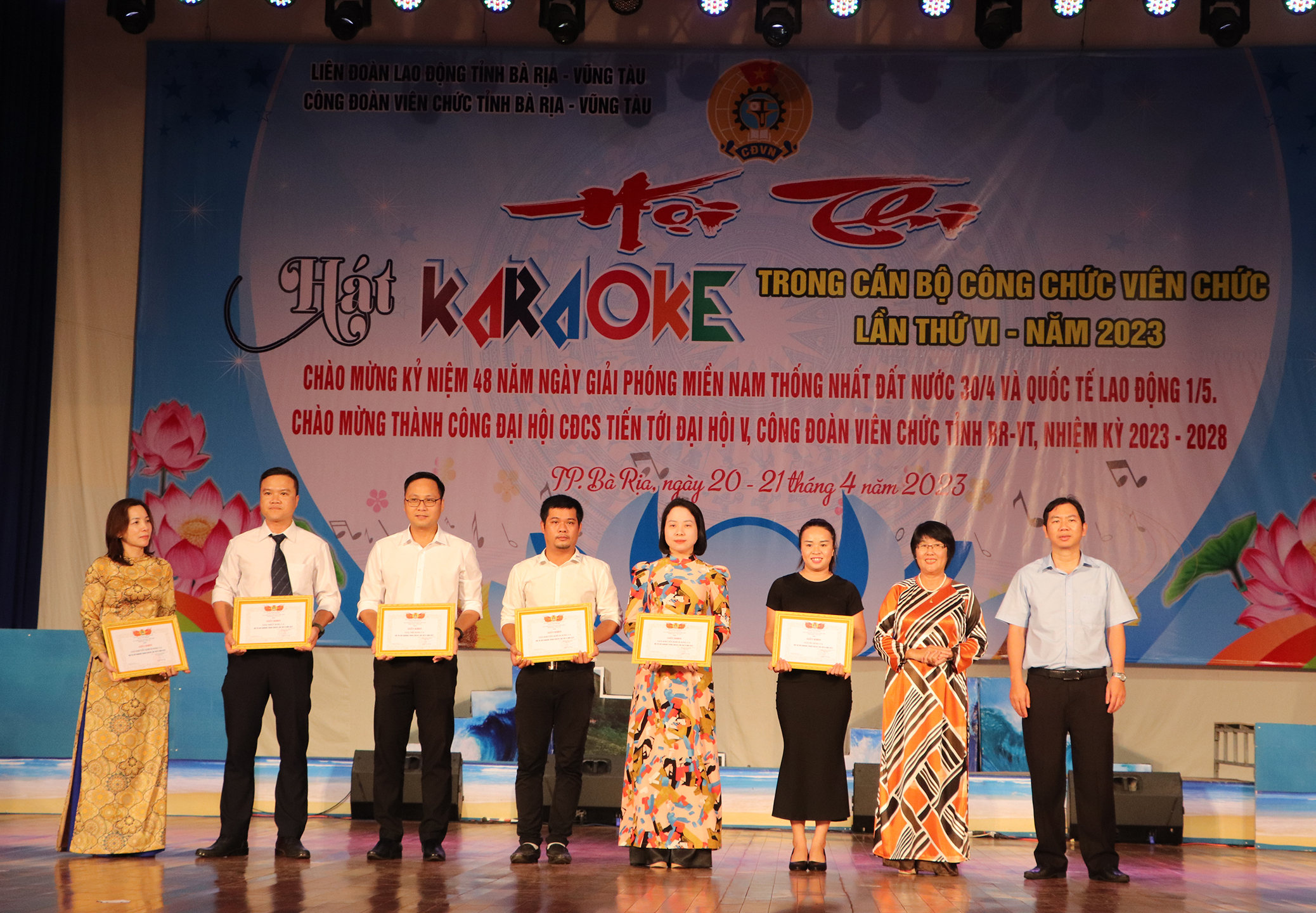 Ban tổ chức trao giải Nhất, Nhì, Ba tới nhóm thí sinh ở nội dung hát song ca.