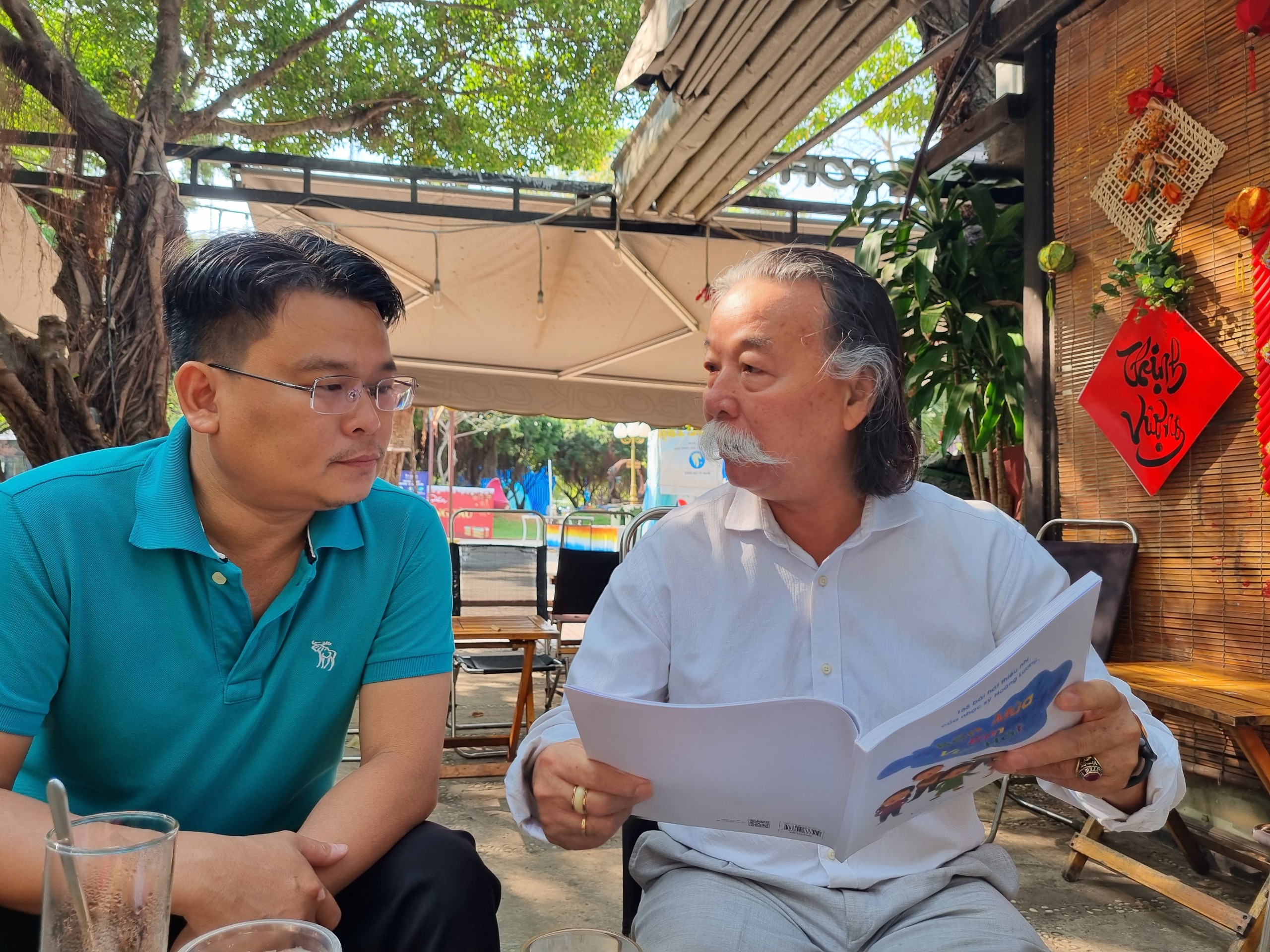 Nhạc sĩ Hoàng Lương giới thiệu cuốn  sách nhạc đến độc giả.