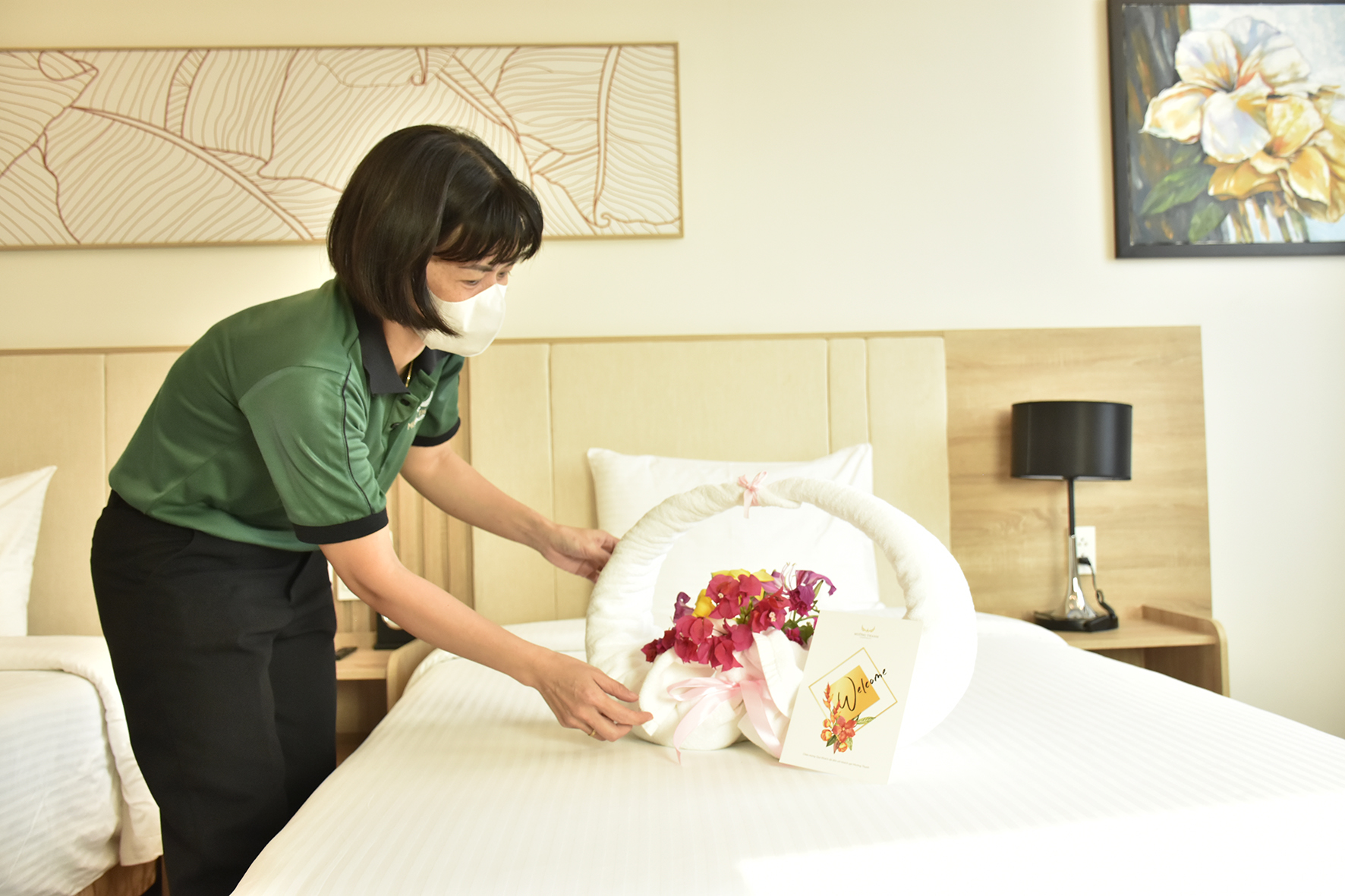 Nhân viên Khách sạn Mường Thanh Holiday Vũng Tàu chỉnh trang phòng lưu trú.