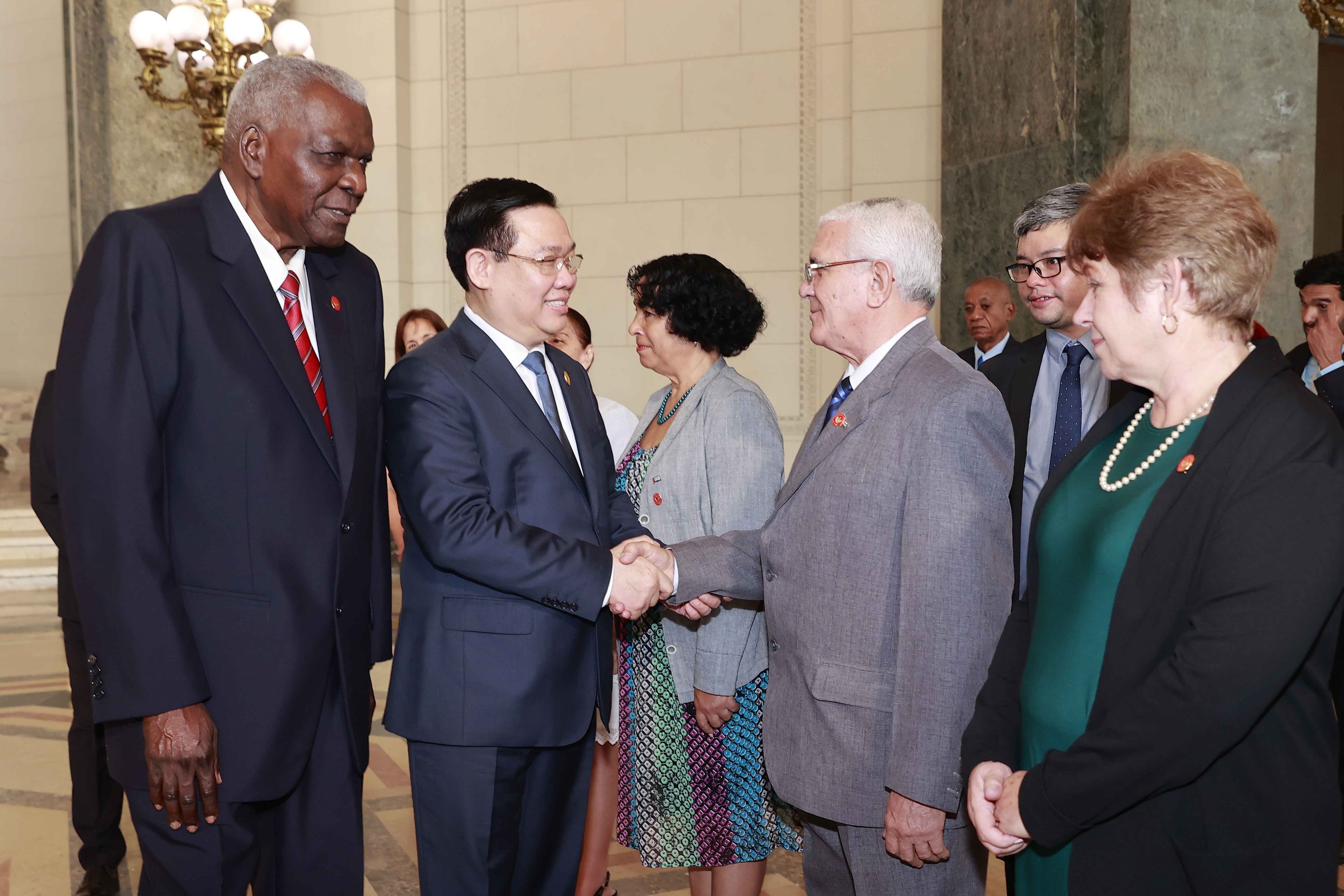 Chủ tịch Quốc hội Chính quyền nhân dân và Hội đồng Nhà nước Cuba Esteban Lazo Hernández giới thiệu đoàn đại biểu Cuba với Chủ tịch Quốc hội Vương Đình Huệ. Ảnh: DOÃN TẤN