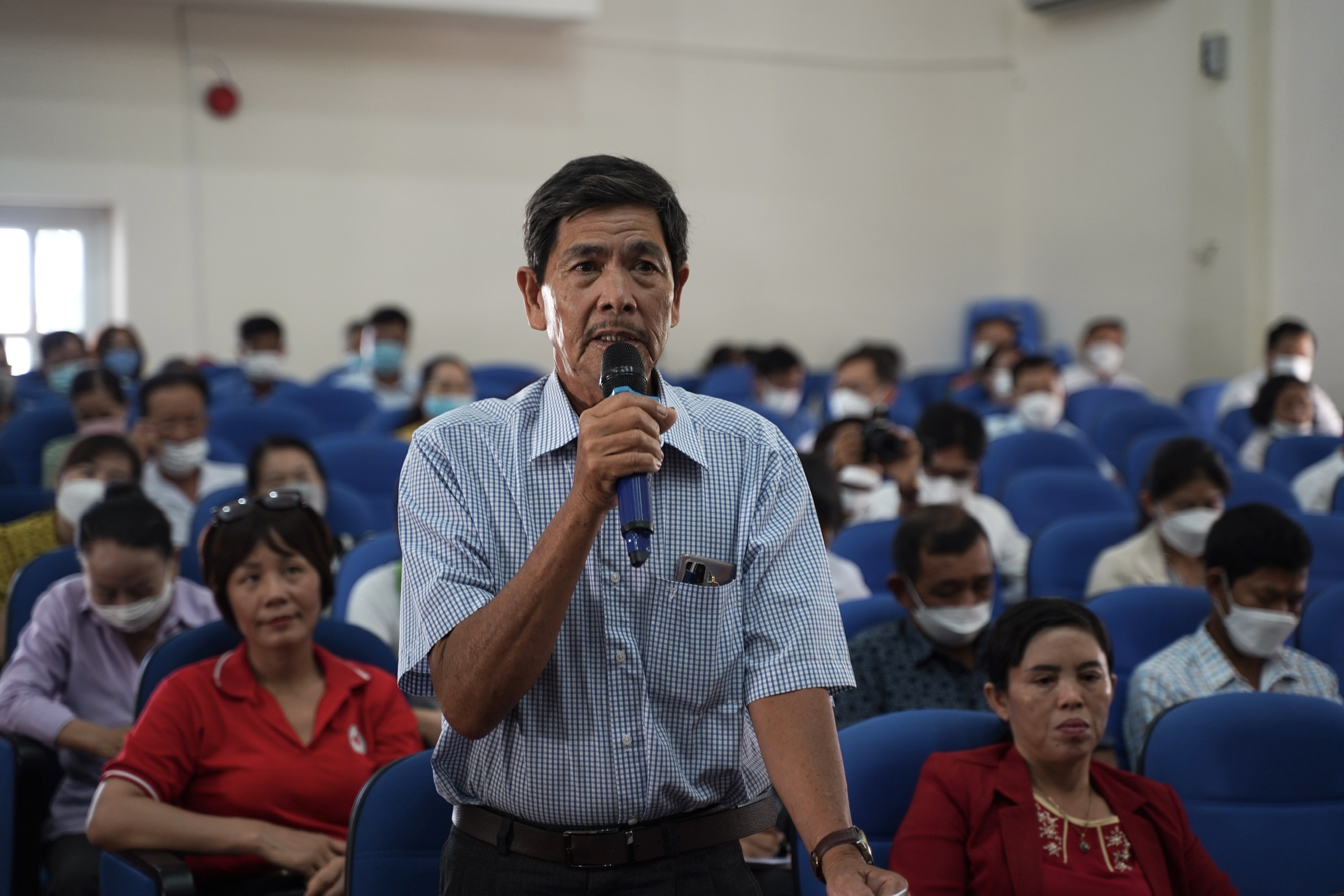 Cử tri Nguyễn Anh Tuấn (khu dân cư số 2, huyện Côn Đảo) phát biểu ý kiến, kiến nghị với các ĐBQH tỉnh.