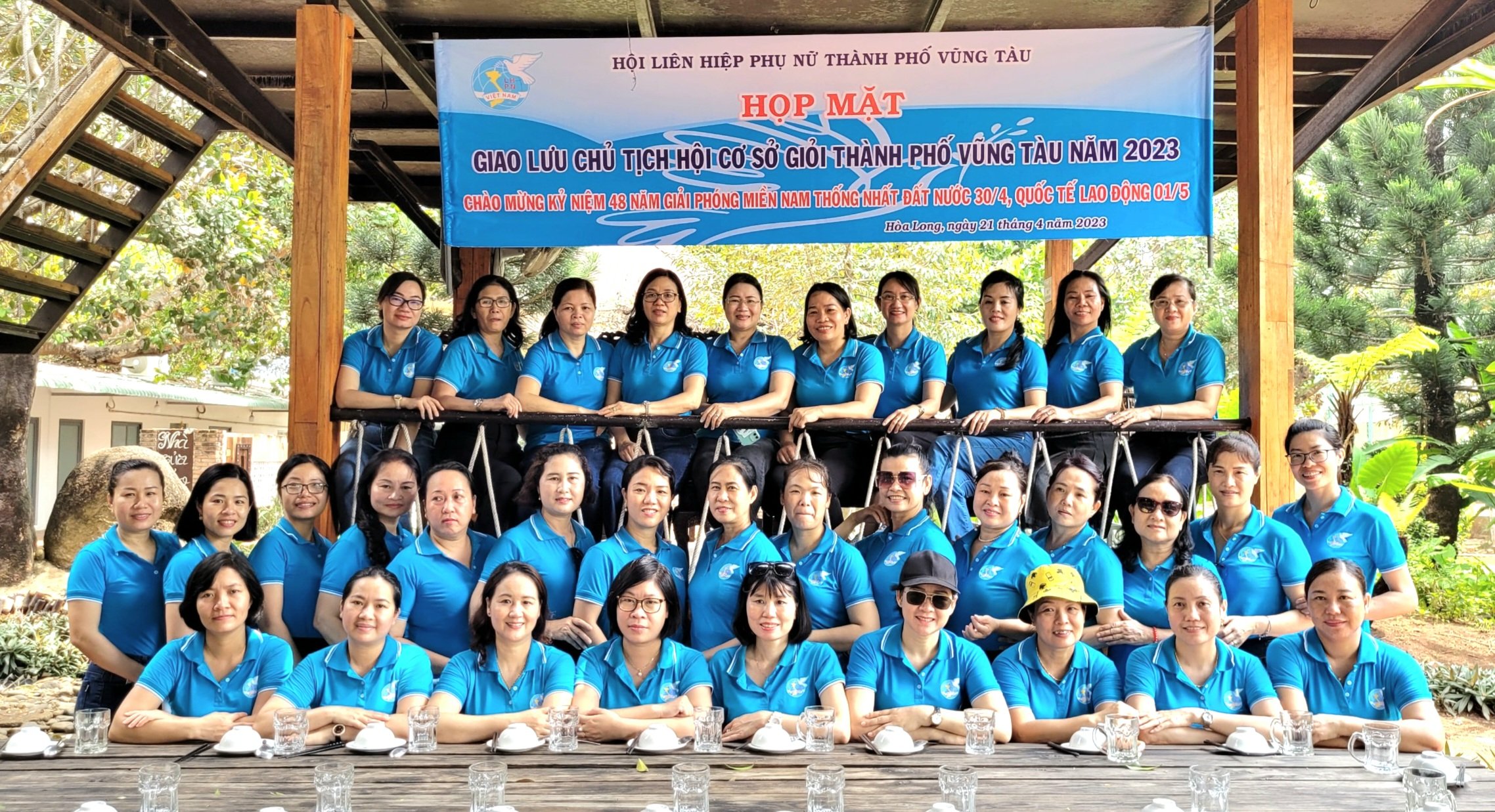 Cán bộ Hội LHPN cơ sở chụp hình lưu niệm tại buổi họp mặt.