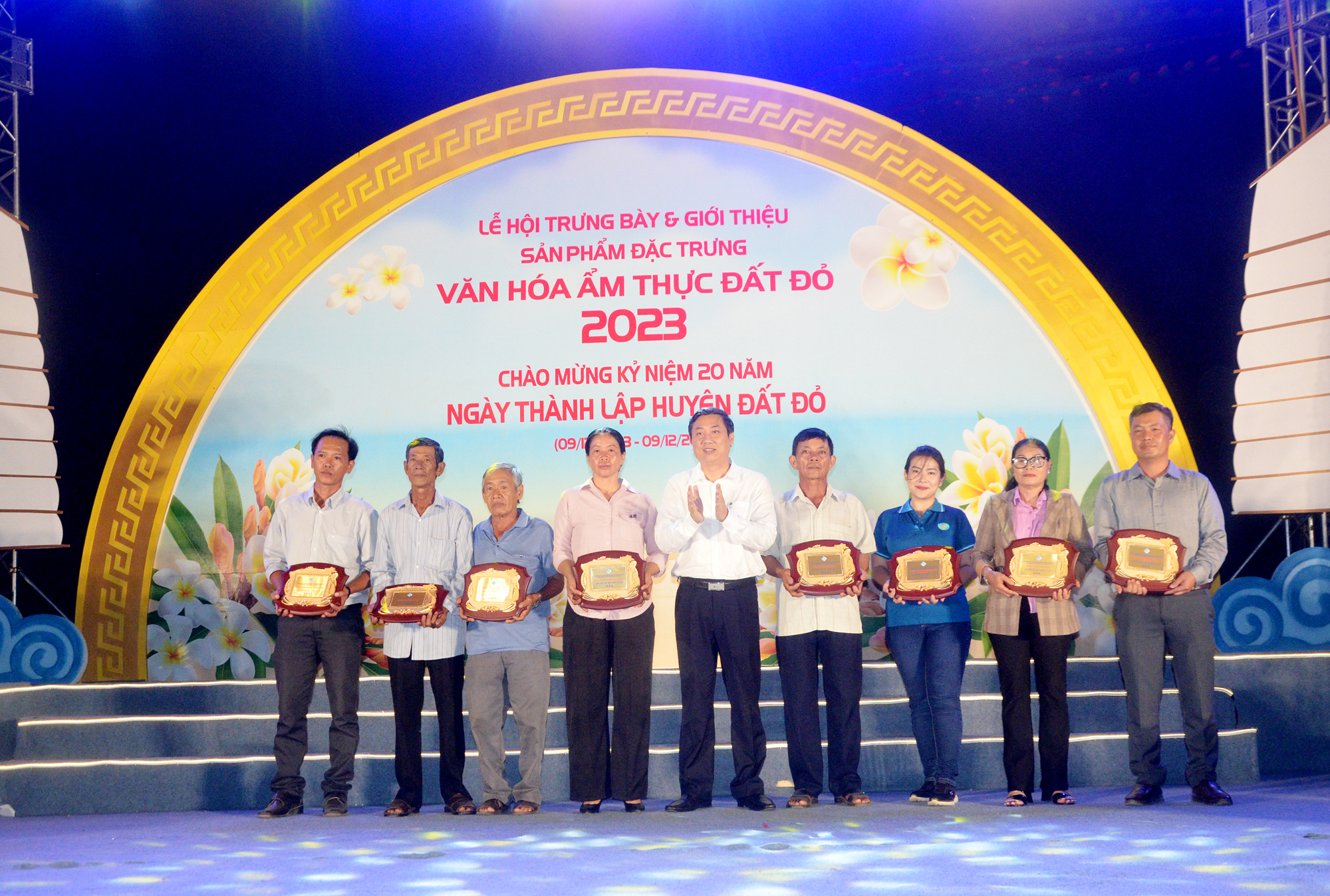 Ông Nguyễn Công Danh, Bí thư Huyện ủy Đất Đỏ tặng quà lưu niệm cho các hộ gia đình, doanh nghiệp (chủ thể); các cơ quan, đơn vị tham gia Lễ hội.