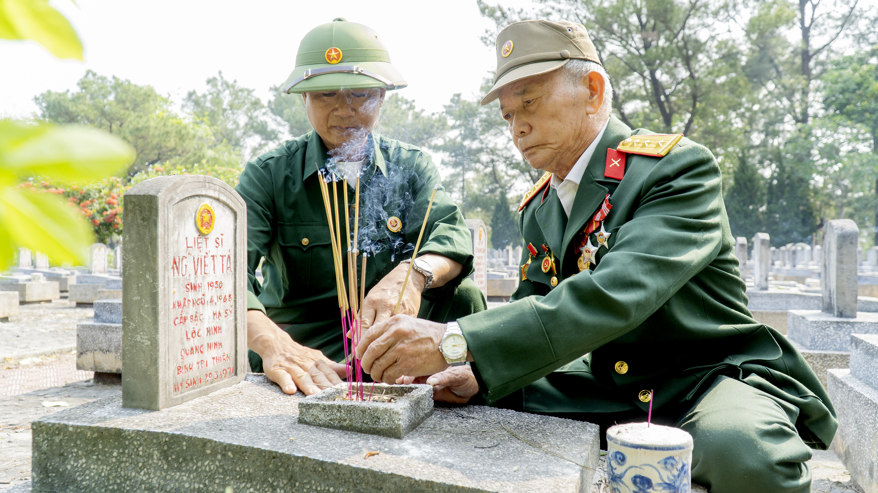 Các Cựu Chiến binh thắp hương tưởng nhớ đồng đội tại các phần mộ của Nghĩa trang Liệt sĩ Quốc gia Trường Sơn.