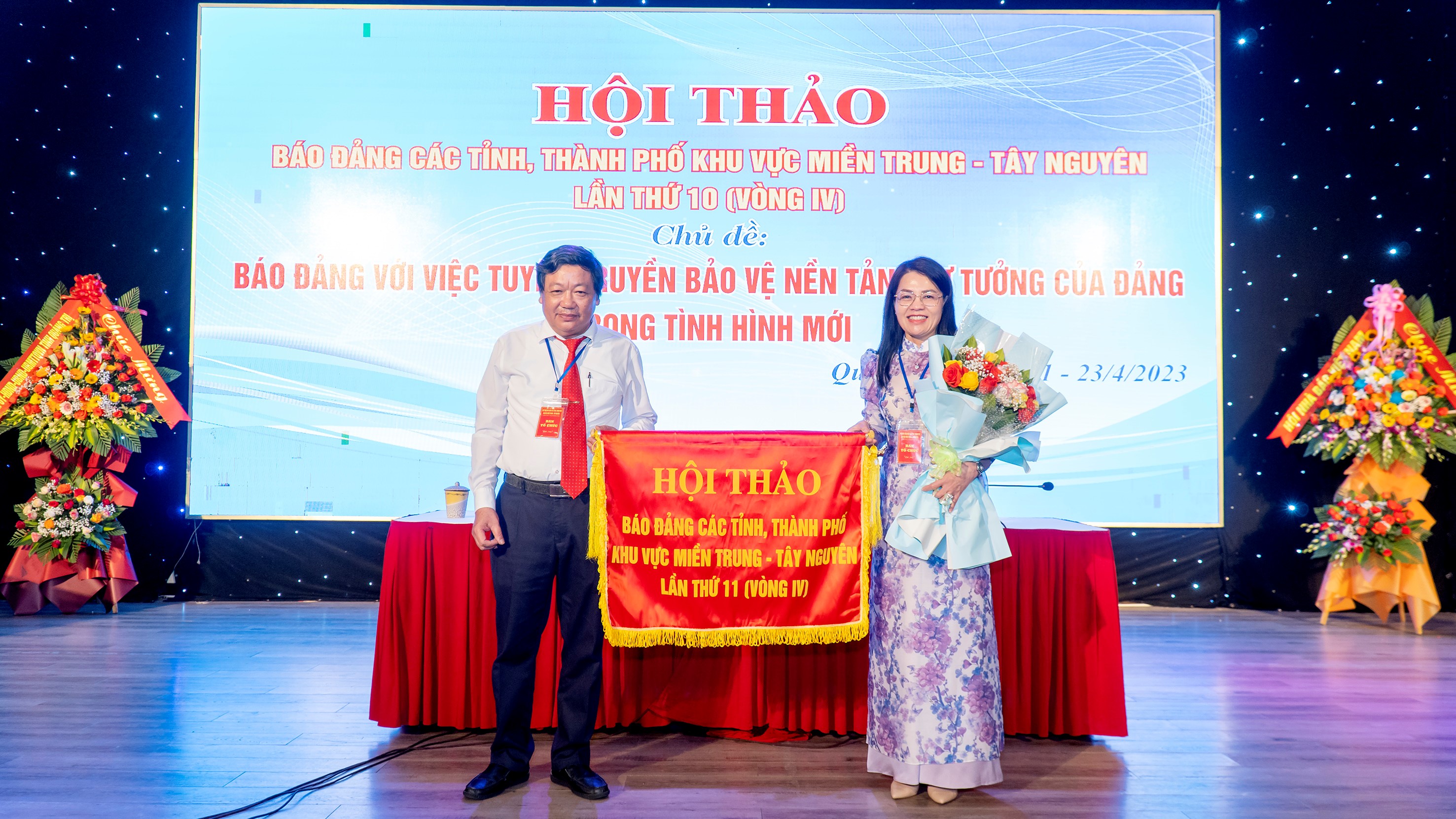 Tổng Biên tập Báo Quảng Trị Trương Đức Minh Tứ trao Cờ đăng cai Hội thảo Báo Đảng các tỉnh, thành phố khu vực miền Trung - Tây Nguyên, lần thứ 11 năm 2024 cho Tổng Biên tập Báo Lâm Đồng Hồ Thị Lan.