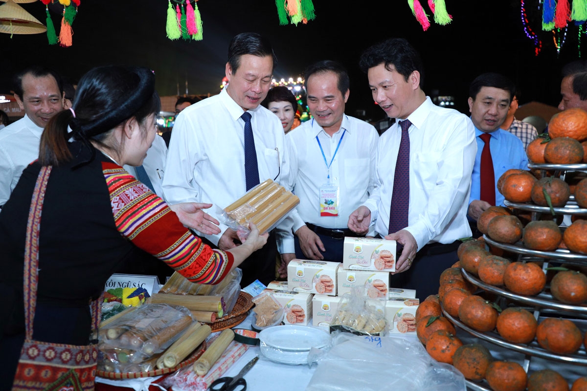 Đại biểu tham quan gian hàng ẩm thực của các vùng miền tại lễ hội.