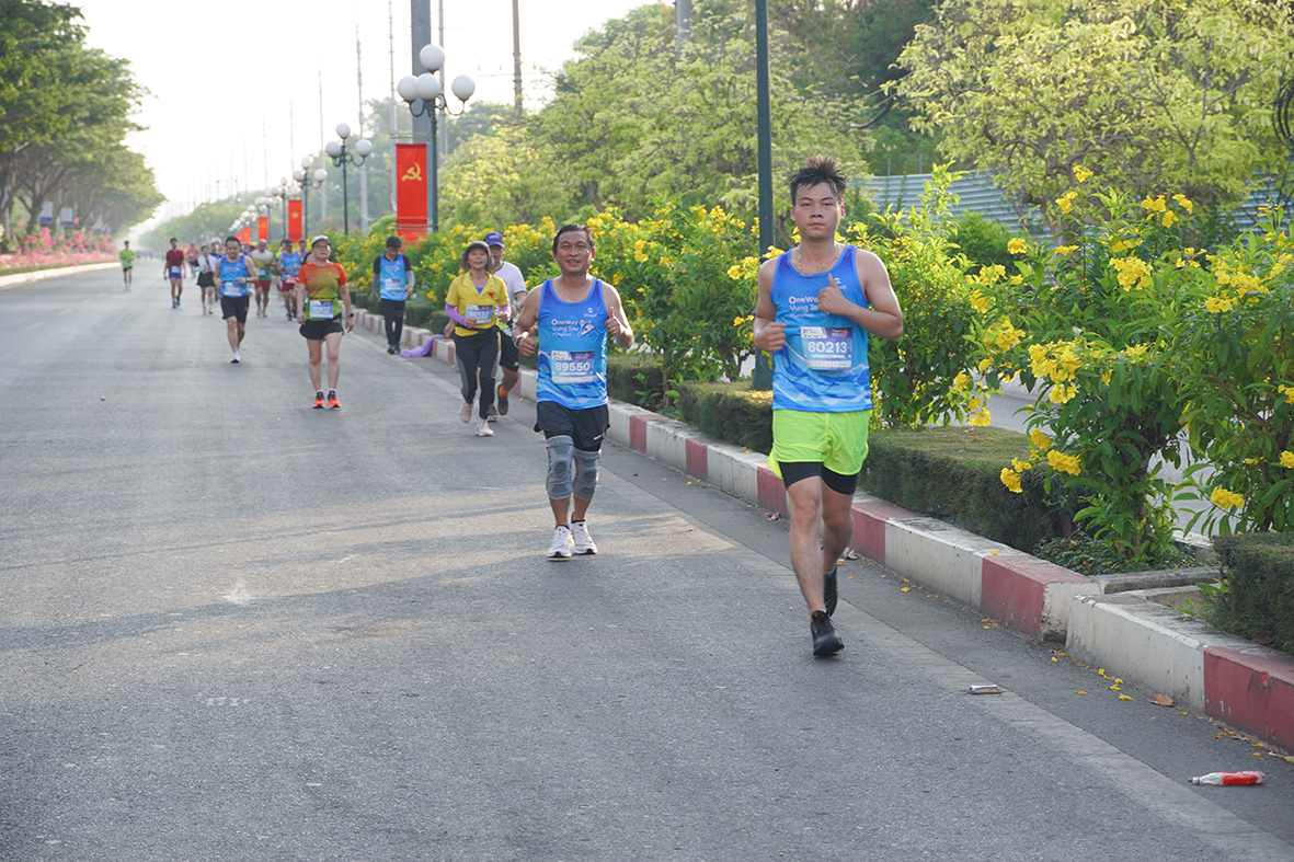 Các runner chạy qua cung đường hoa giấy và hoa chuông vàng dài nhất Việt Nam, đặc trưng của TP. Vũng Tàu.