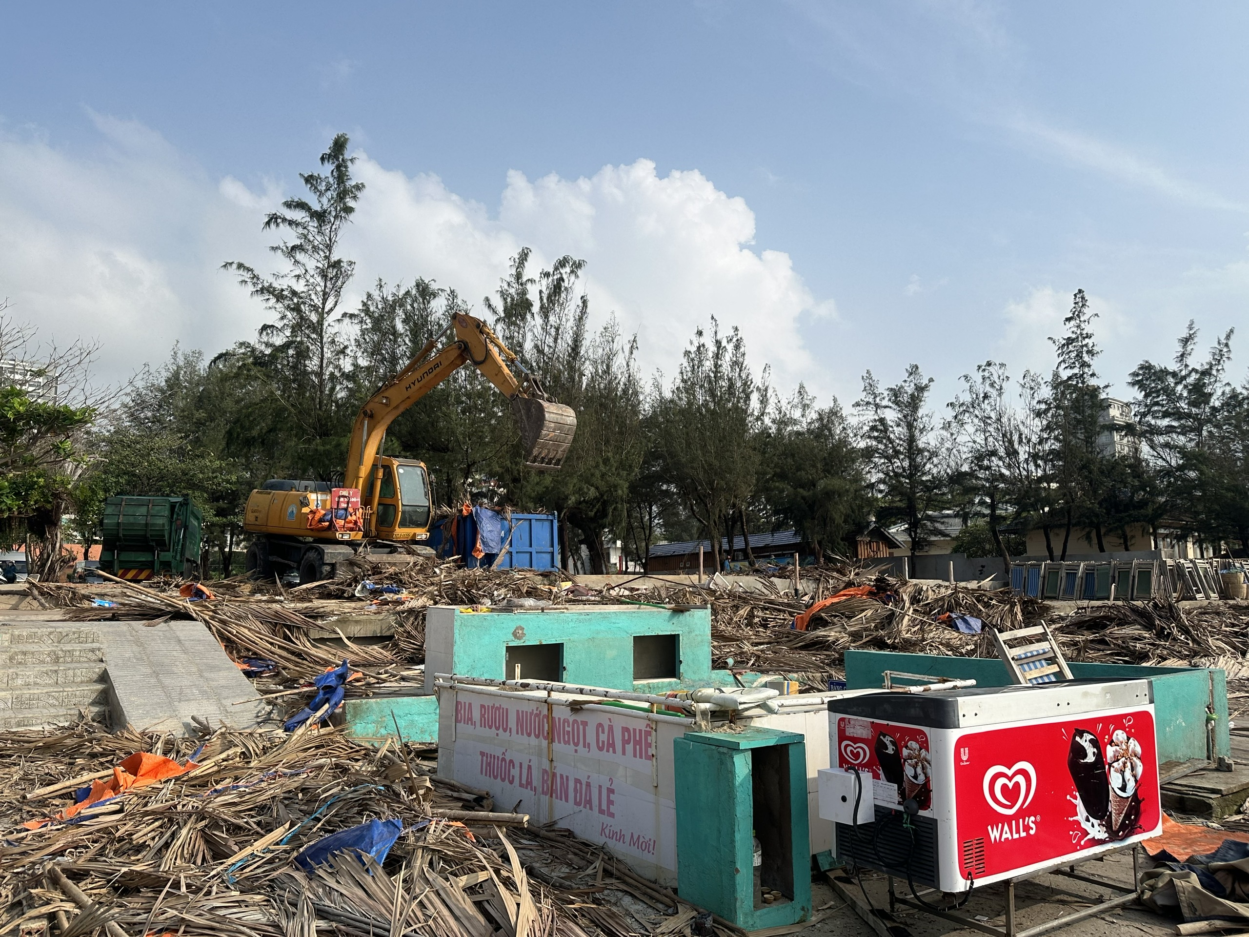 Phương tiện của Công ty VESCO tham gia tháo dỡ các công trình tạm trên đất  ở khu vực Bãi Sau.