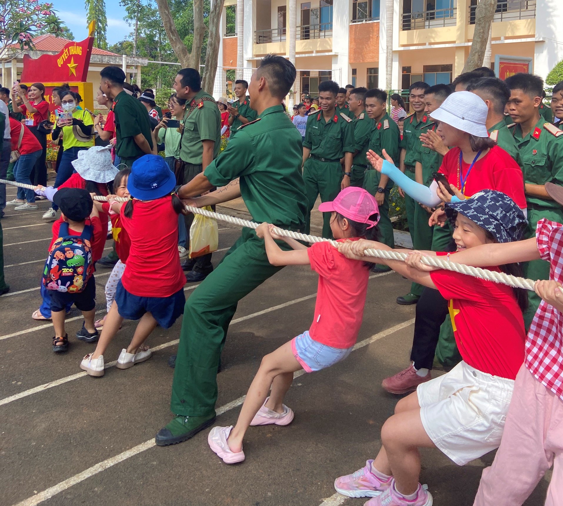 Thiếu nhi cùng các chú bộ đội tham gia trò chơi dân gian kéo co trong chương trình.