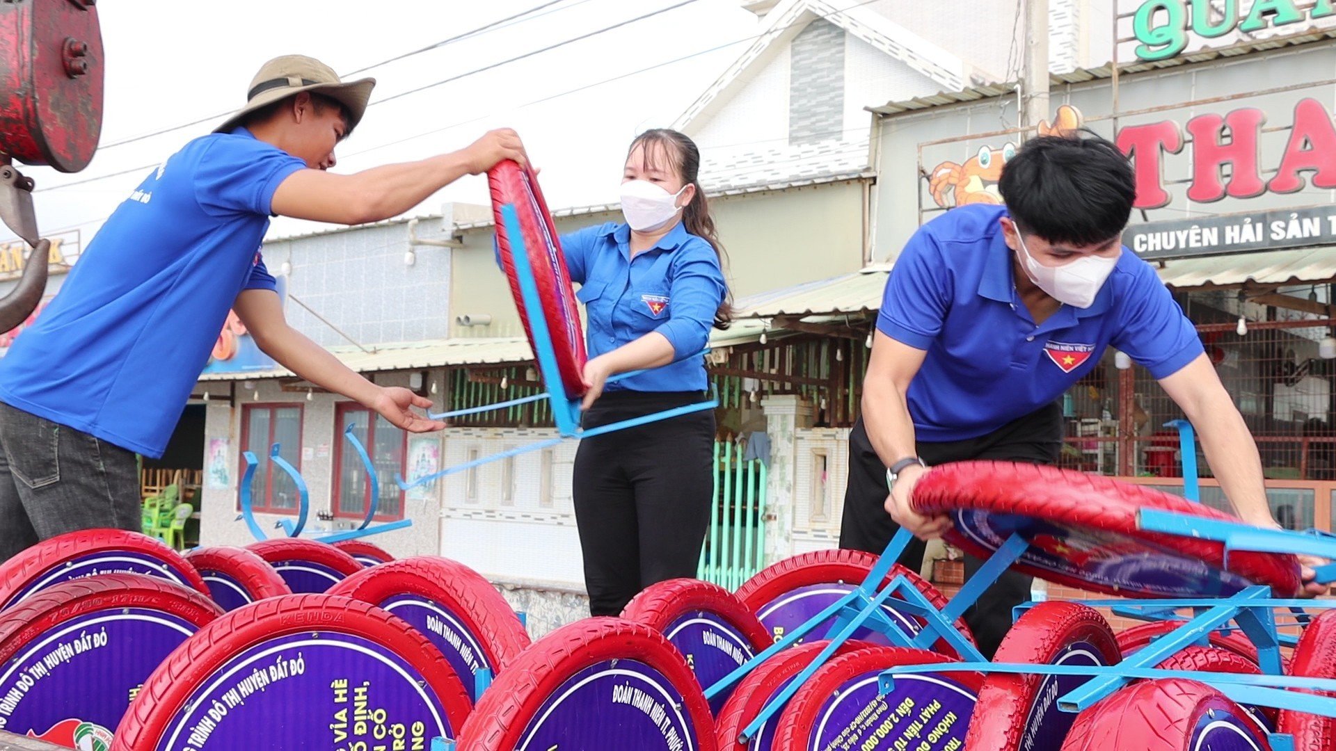 Các biển báo mang thông điệp tuyên truyền được ĐVTN lắp đặt trên tuyến đường chính của TT.Phước Hải.