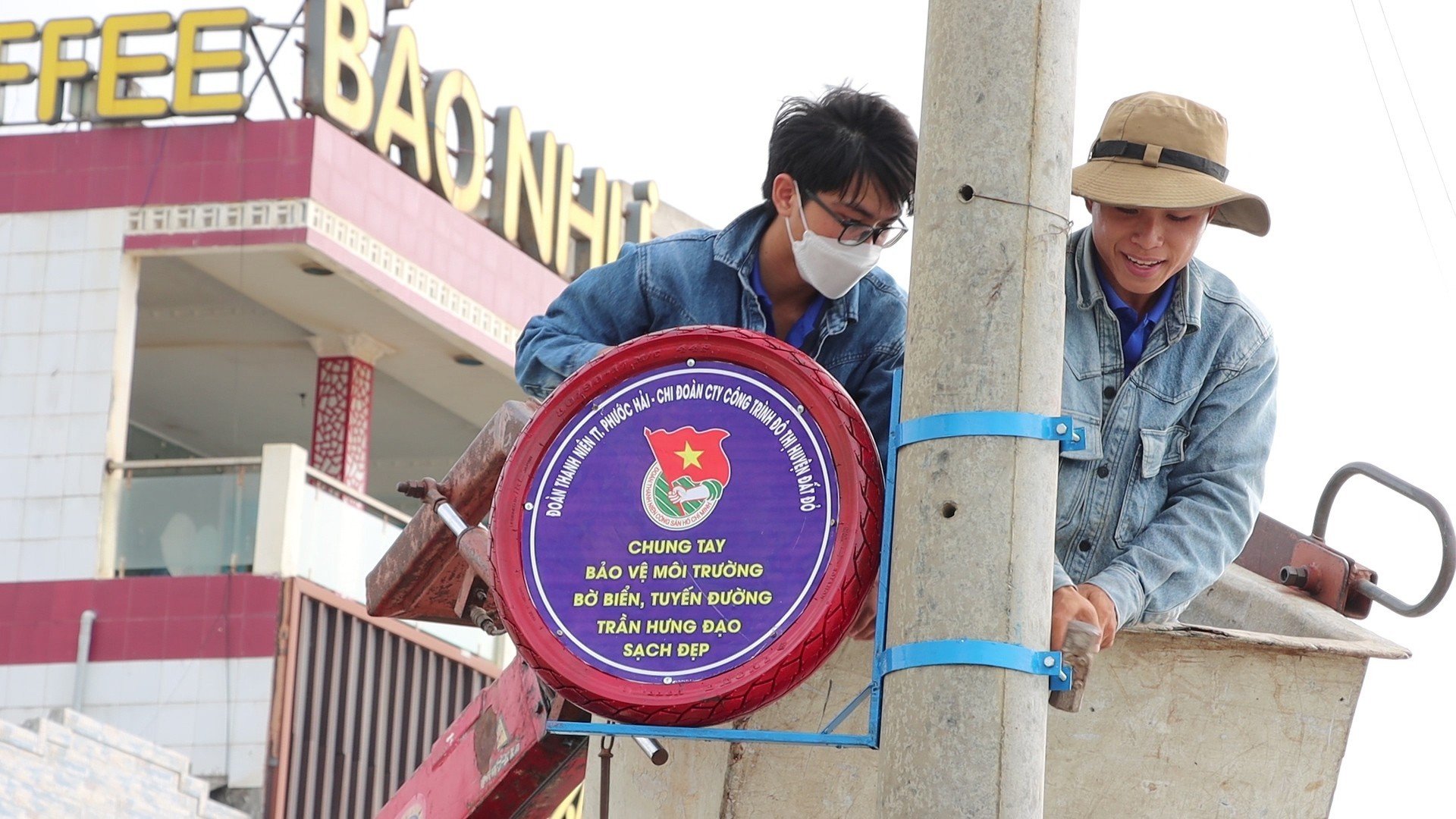 Thông điệp tuyên truyền được in rõ ràng, nổi bật trên biển báo.