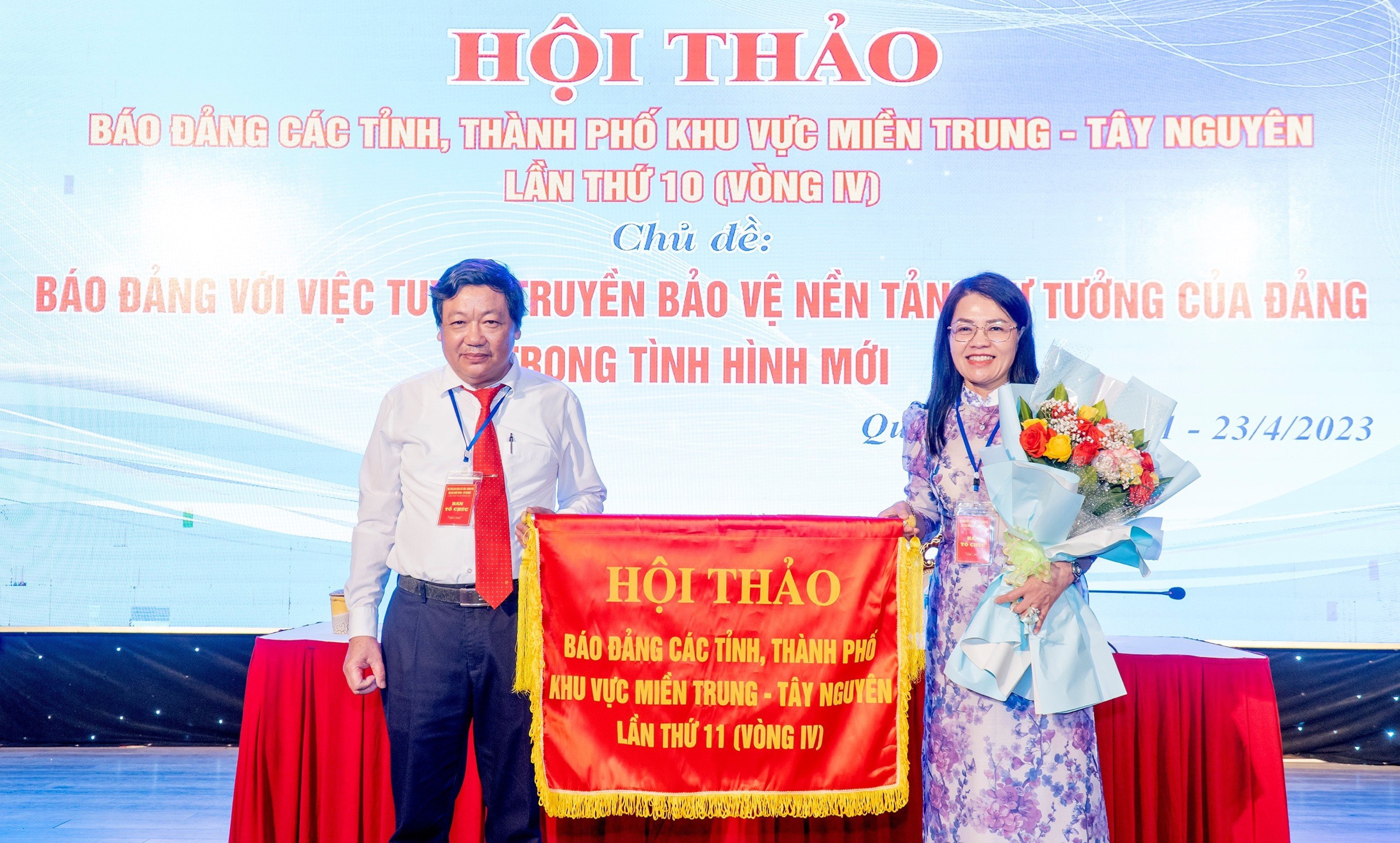 Tổng Biên tập Báo Quảng Trị Trương Đức Minh Tứ trao Cờ đăng cai hội thảo lần thứ 11 năm 2024 cho Tổng Biên tập Báo Lâm Đồng Hồ Thị Lan.