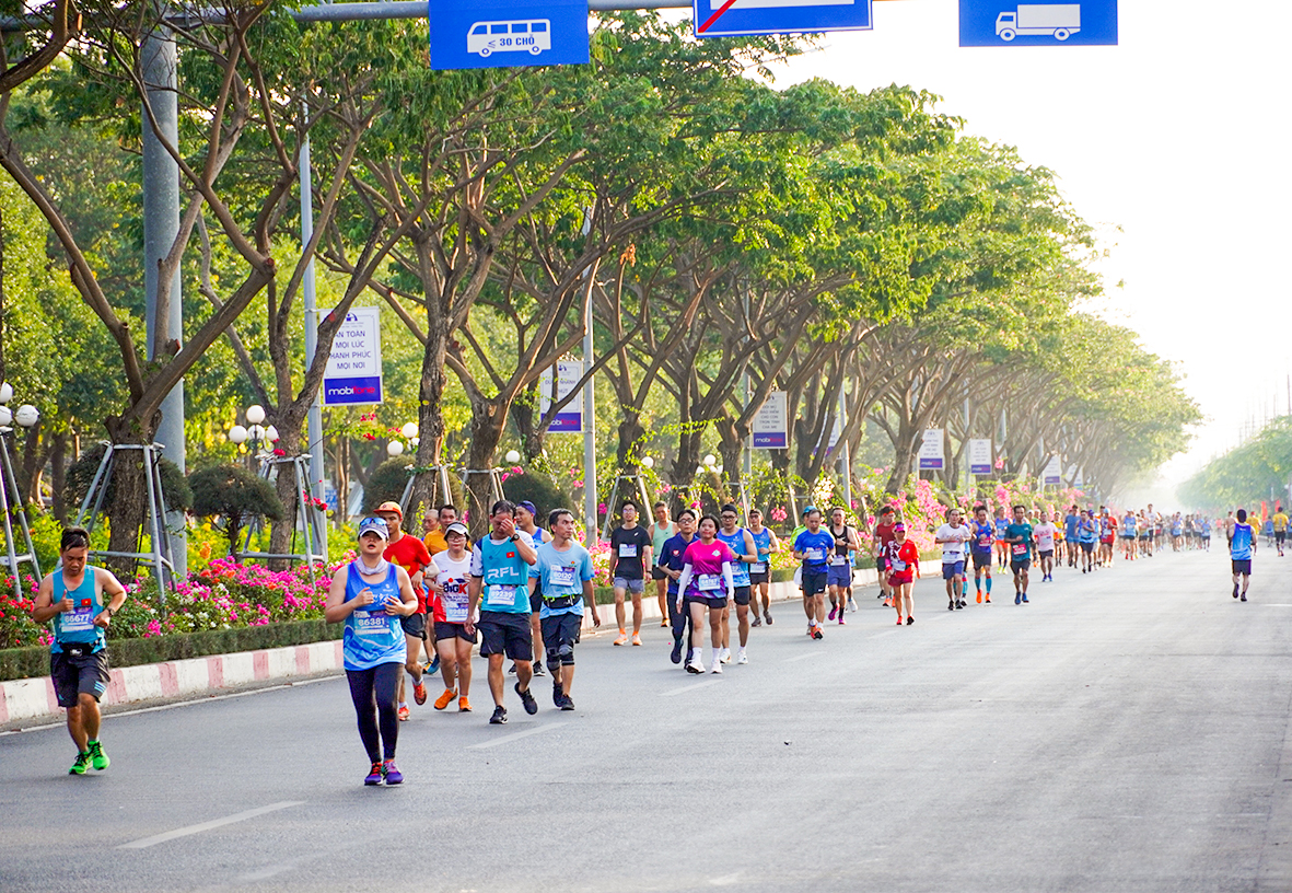 Cung đường hoa giấy dài nhất Việt Nam tạo ấn tượng đẹp cho các VĐV tại giải. 
