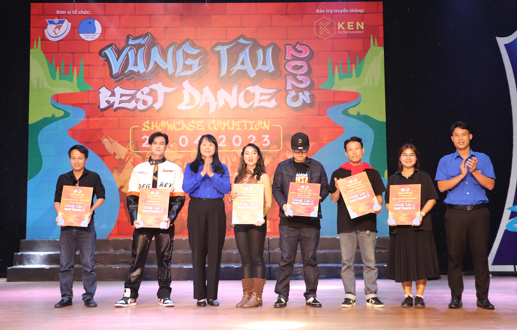 Đại diện Ban tổ chức trao Thư cảm ơn tới Ban Giám khảo.