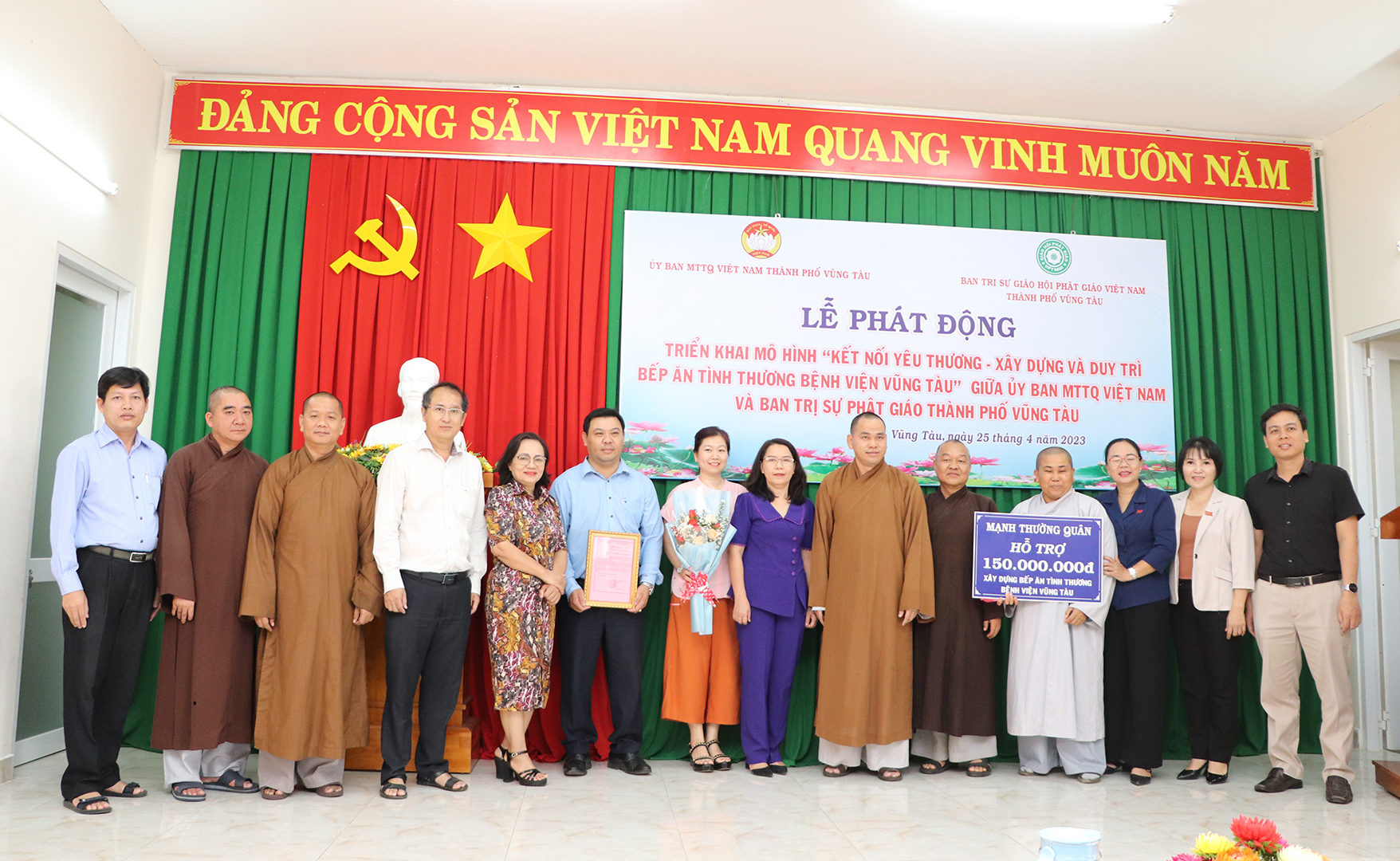 Các đại biểu chụp hình lưu niệm tại Lễ phát động.