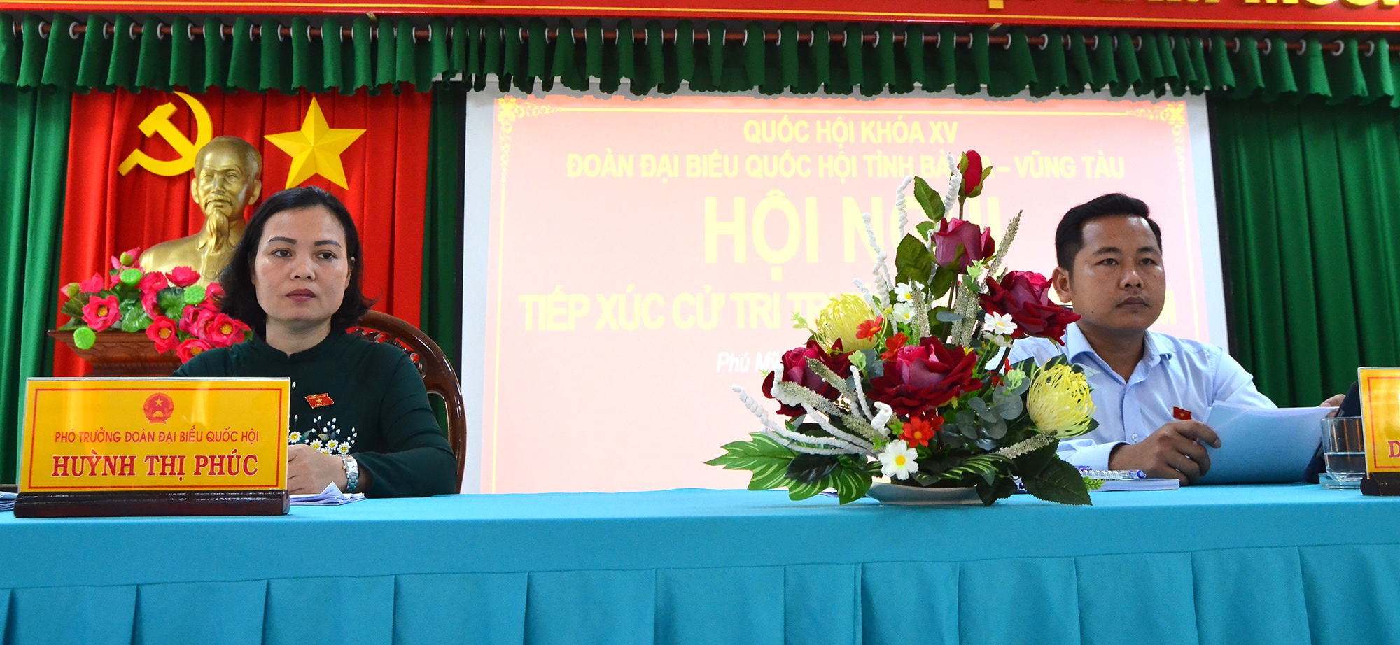 Đại biểu Huỳnh Thị Phúc, Phó Trưởng đoàn ĐBQH tỉnh; đại biểu Dương Tấn Quân, bác sĩ BV Bà Rịa tiếp xúc cử tri TX.Phú Mỹ.