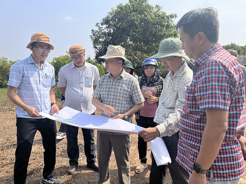 Lãnh đạo UBND TP.Bà Rịa kiểm tra thực tế việc giải phóng mặt bằng thuộc dự án cao tốc Biên Hòa-Vũng Tàu.