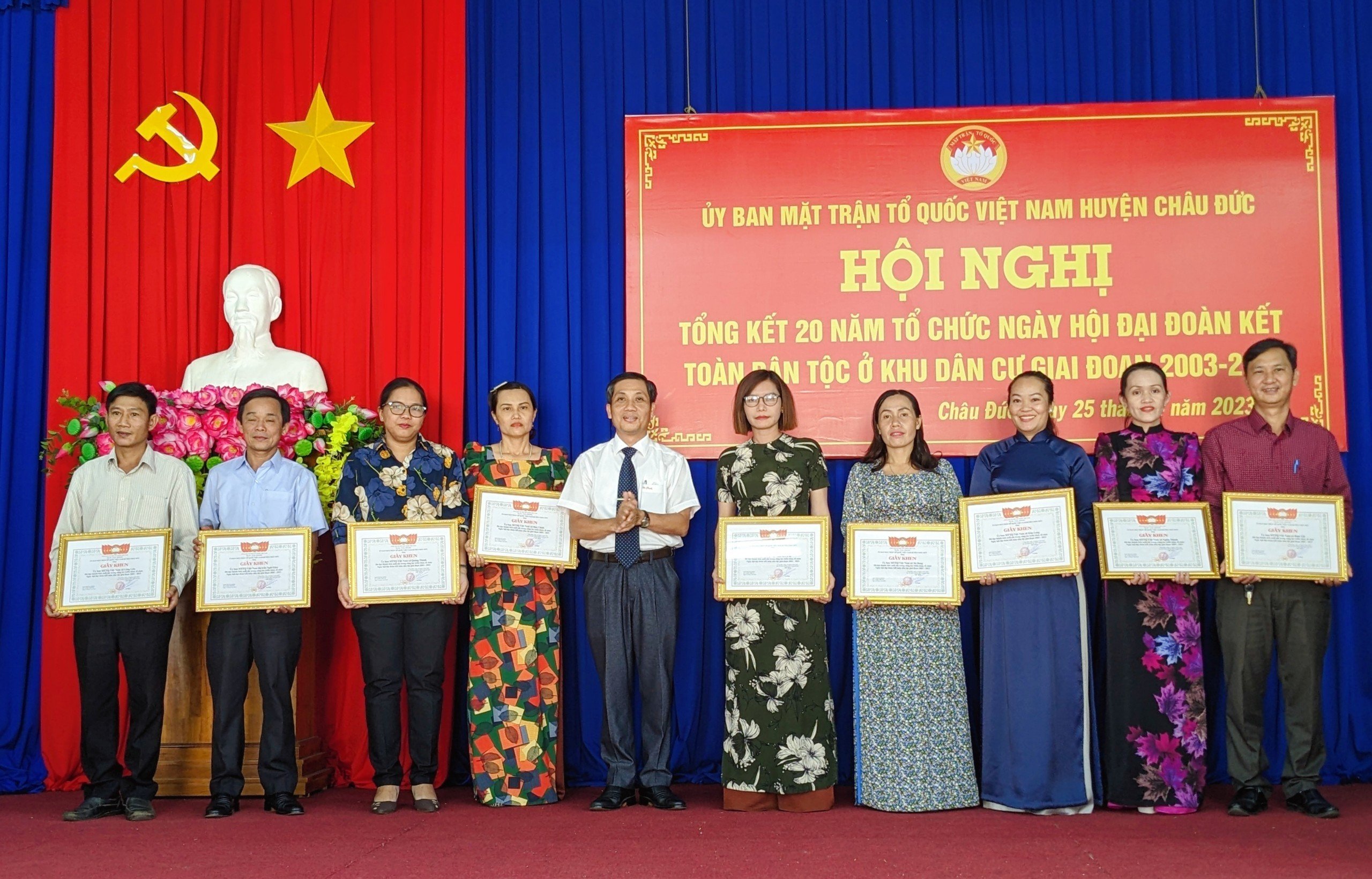 Ông Nguyễn Kế Toại, Phó Chủ tịch Uỷ ban MTTQVN tỉnh trao bằng khen cho tập thể, cá nhân đã đạt thành tích xuất sắc trong công tác triển khai, tổ chức Ngày hội đại đoàn kết toàn dân tộc