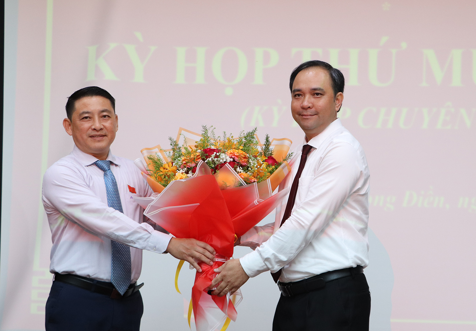 Bí thư Huyện ủy Long Điền Huỳnh Sơn Tuấn tặng hoa chúc mừng ông Lê Hữu Hiền.