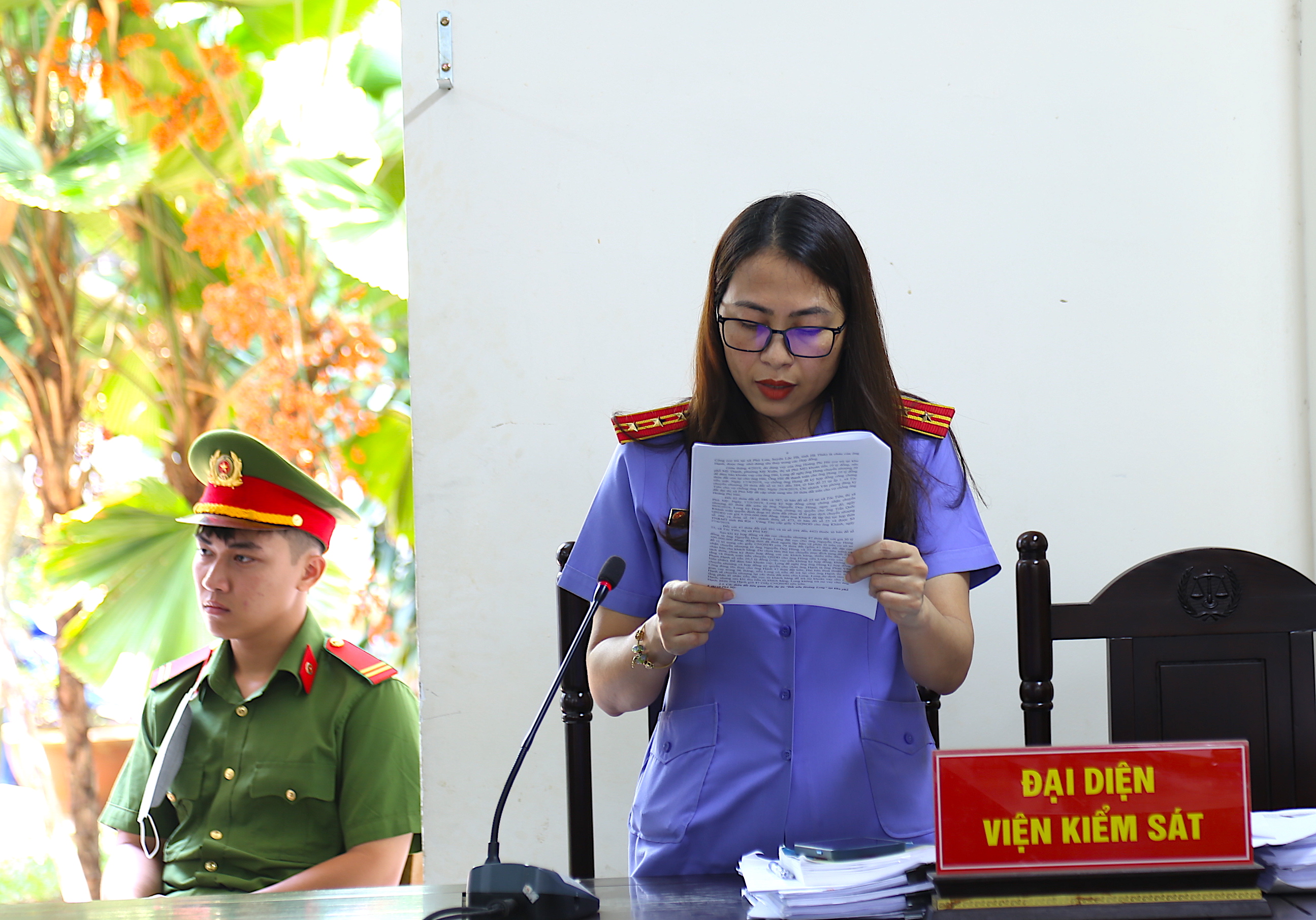 Đại diện VKSND tỉnh công bố nội dung cáo trạng đối với bị cáo Dương Văn Long.
