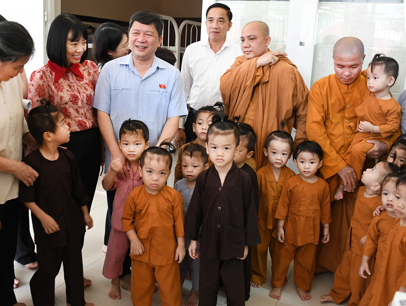 Các thành viên của Ủy ban Văn hóa, giáo dục của Quốc hội đến thăm Trung tâm Nhân đạo Hồng Quang (TX.Phú Mỹ).