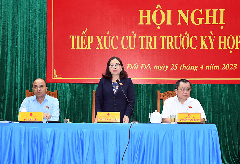 Đại biểu Nguyễn Thị Yến, Phó Bí thư Thường trực Tỉnh ủy, Trưởng Đoàn ĐBQH tỉnh tiếp xúc cử tri trước Kỳ họp thứ Năm, Quốc hội khóa XV, ngày 25/4/2023.  Ảnh: HOÀNG HƯỜNG