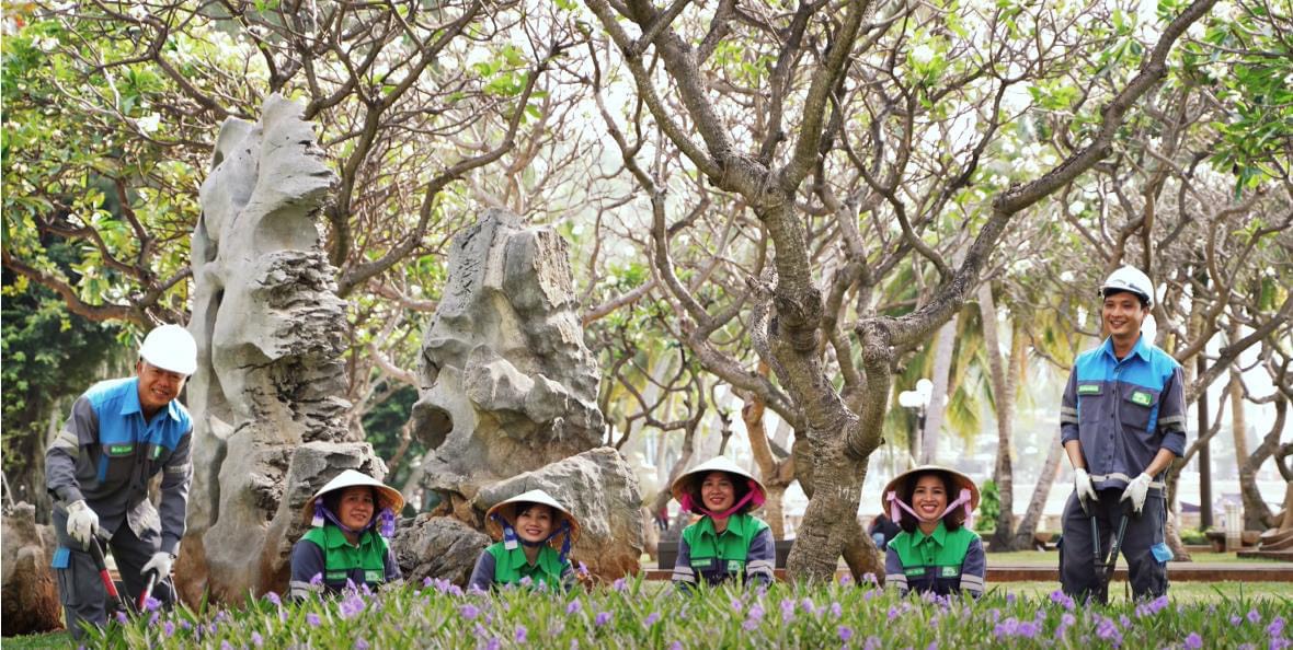 Công nhân Công ty CP Phát triển công viên cây xanh và đô thị Vũng Tàu chăm sóc cây xanh cho các tuyến đường,  công viên của thành phố.