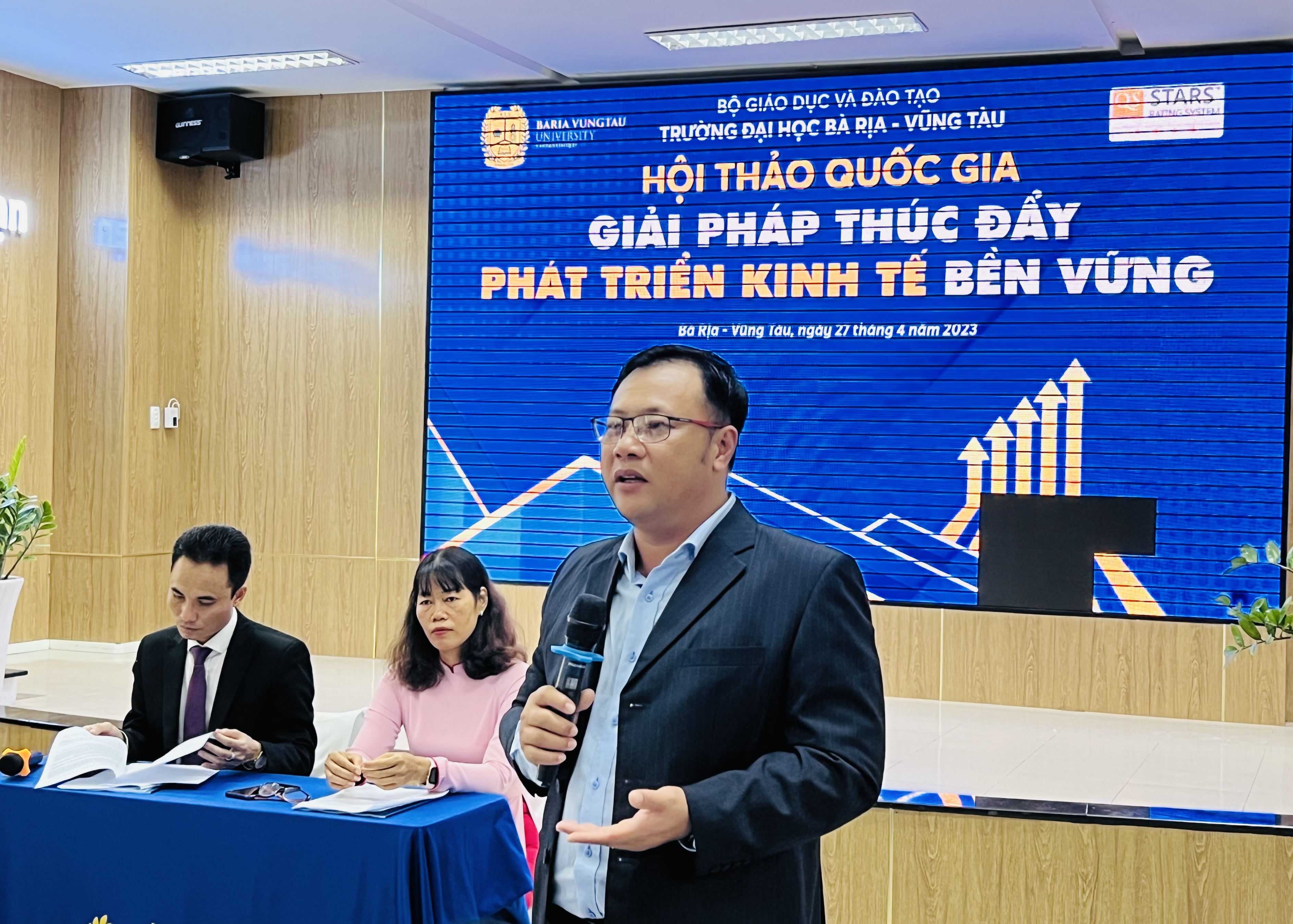 Thạc sĩ Trần Kiên Nghị, Giám đốc Ngân hàng HD Bank – Chi nhánh Rạch Dừa giải đáp thắc mắc của sinh viên về lĩnh vực ngân hàng.